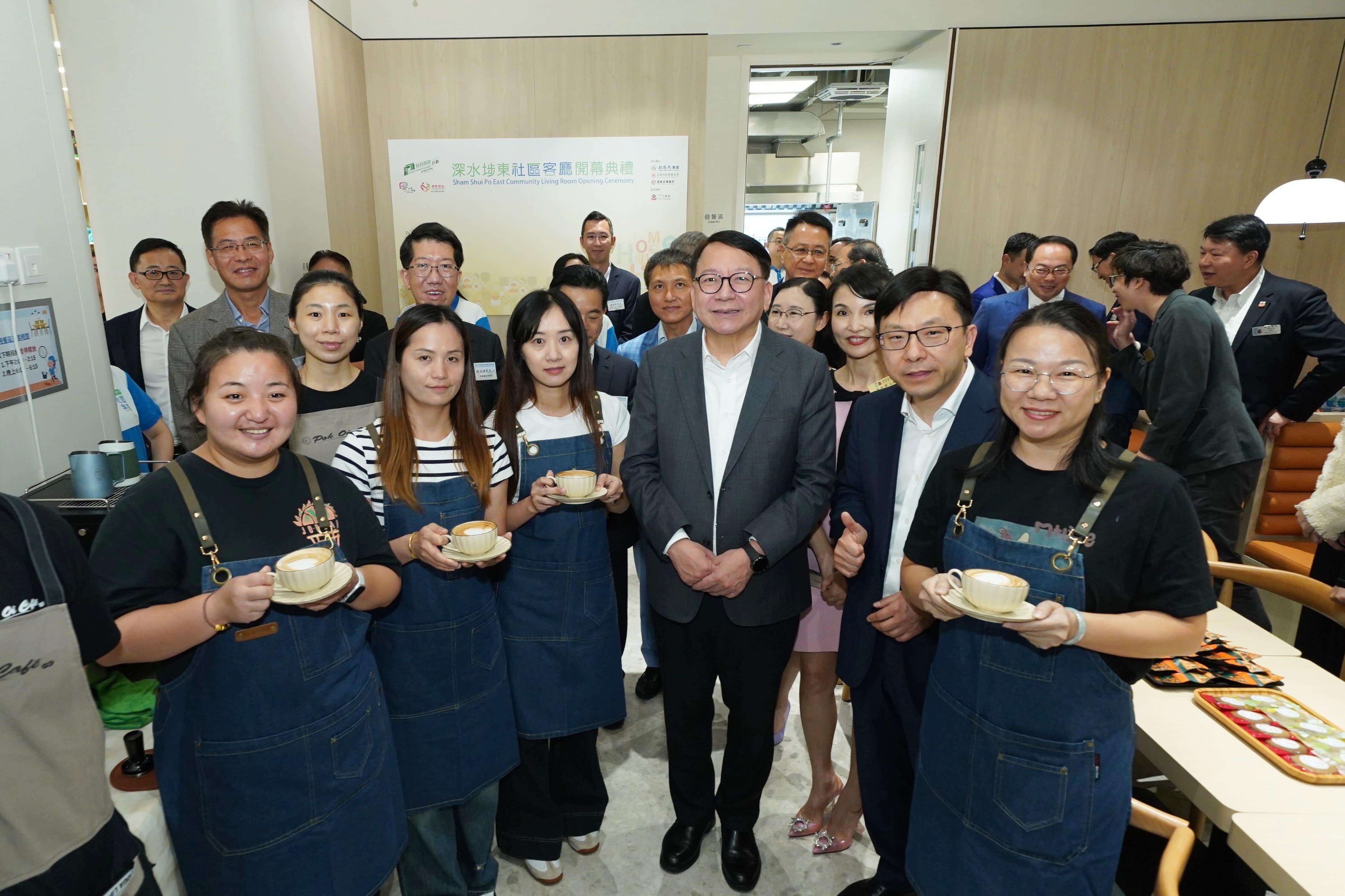 陳國基參觀客廳設施。