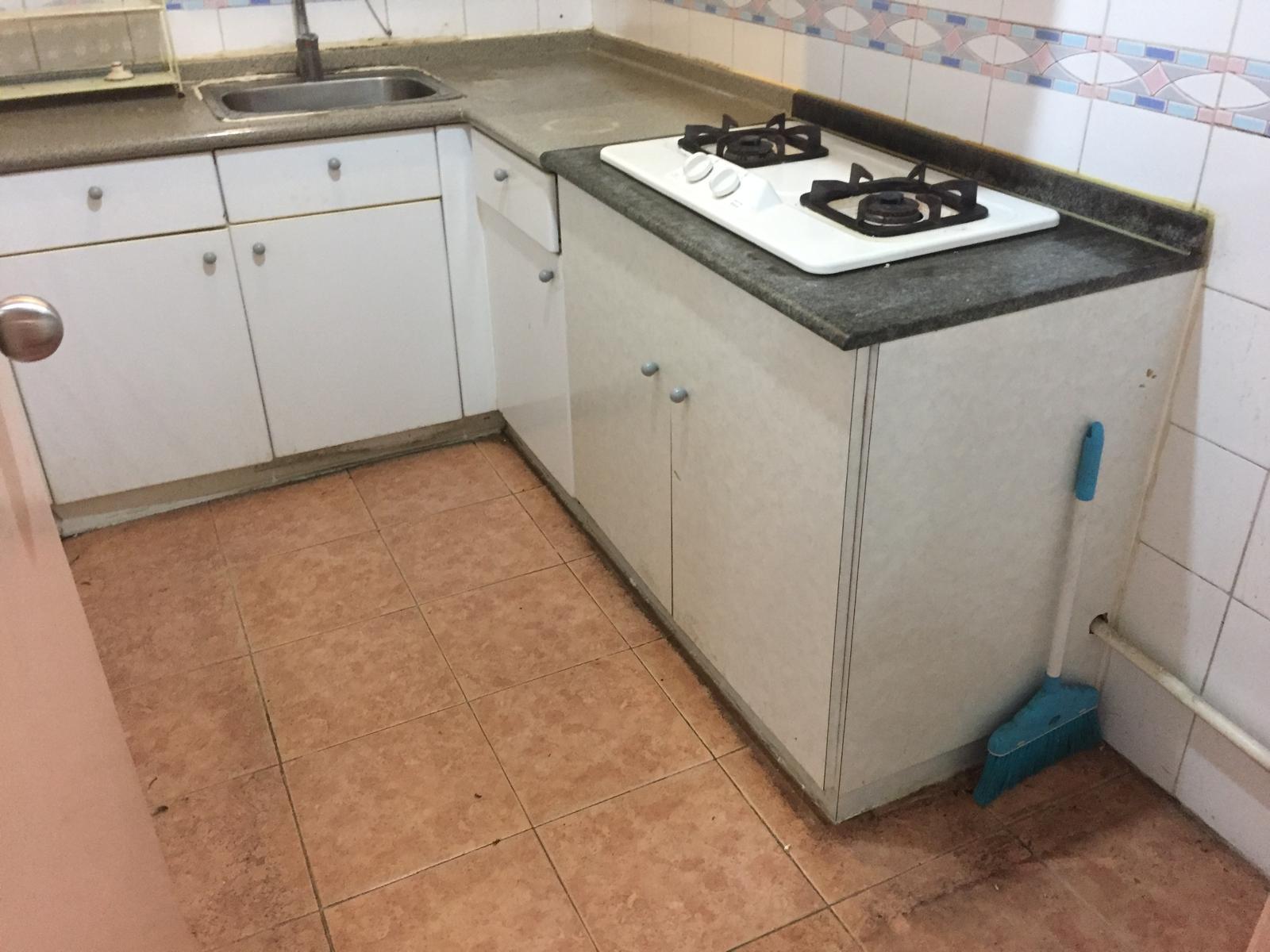 廚房裝修稍舊,但面積闊落。(代理提供)