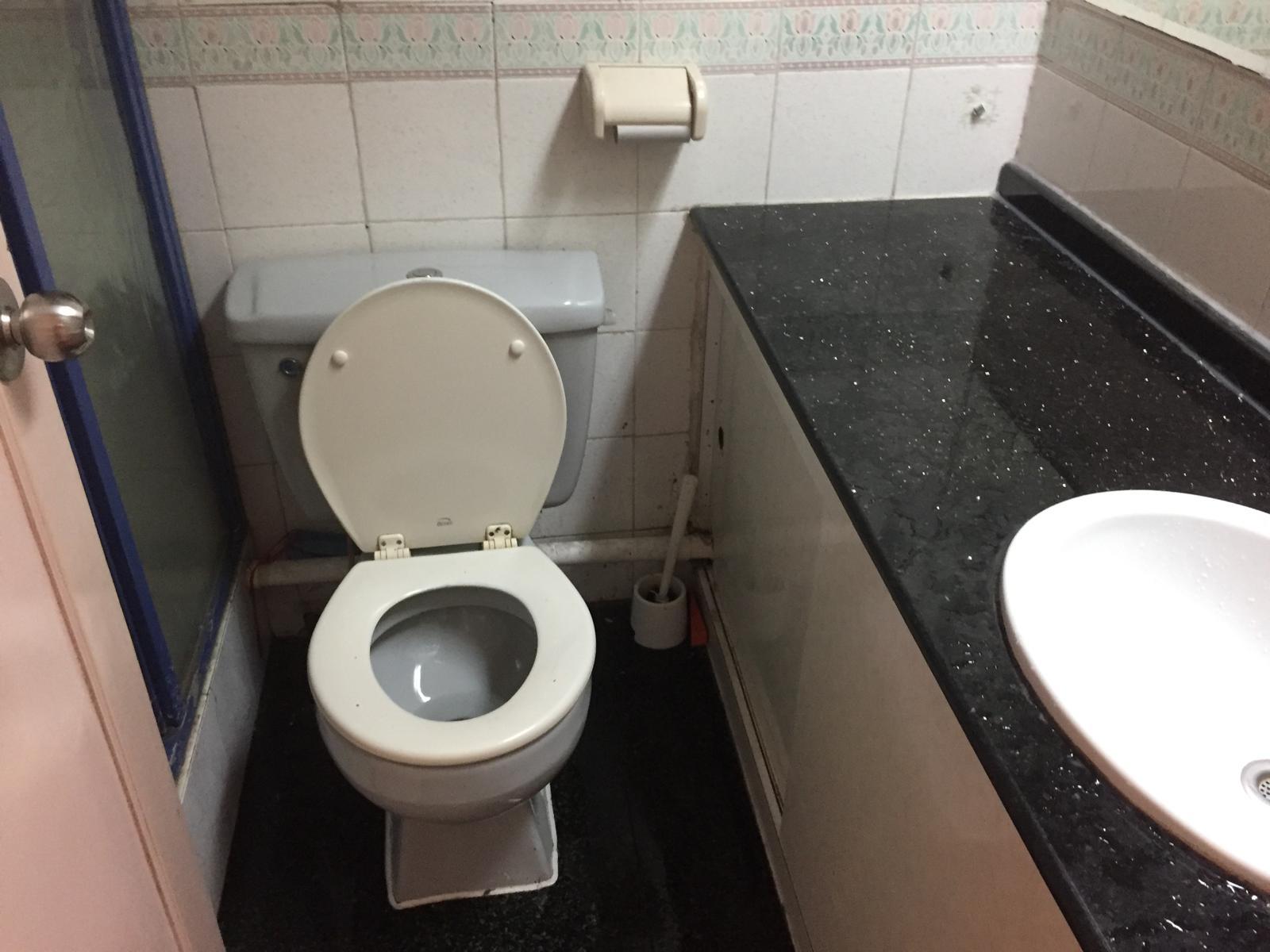 浴室空間大,裝修略舊。(代理提供)