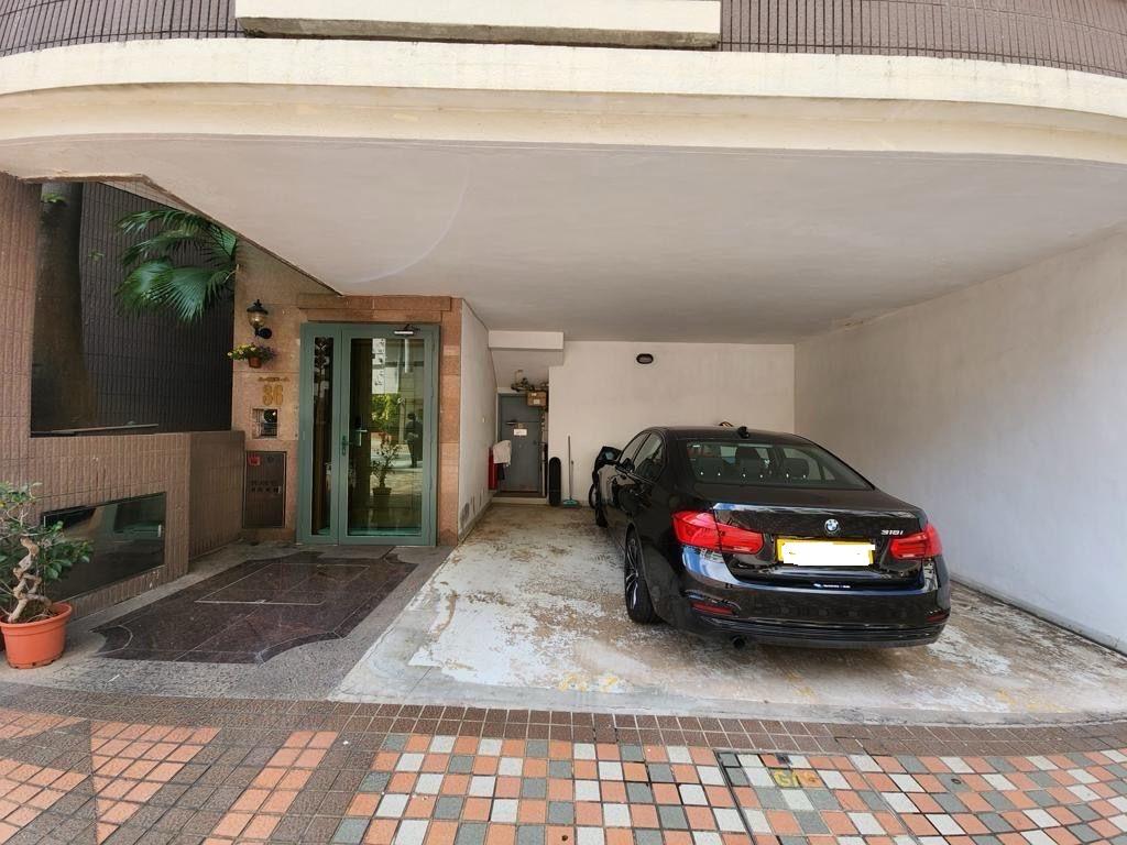 洋房門外設有停車庫。(代理提供)