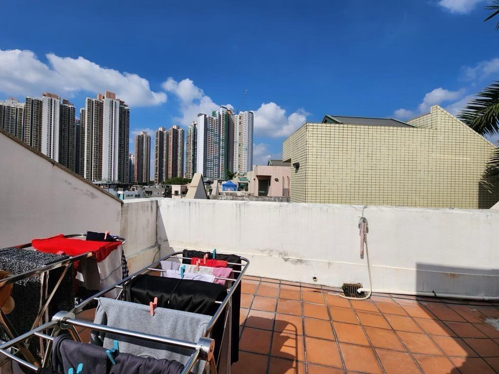 洋房亦設有天台,晾曬衣物十分方便。(代理提供)