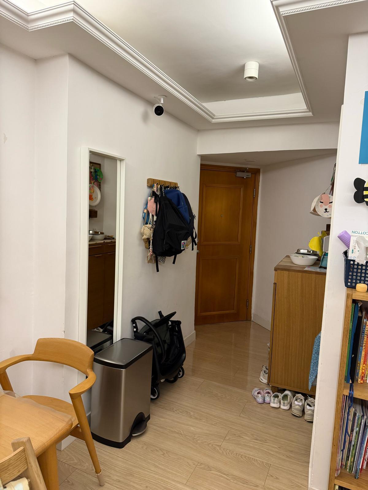 玄關位間隔略為不規則,但方便擺放鞋櫃及儲物櫃。(代理提供)