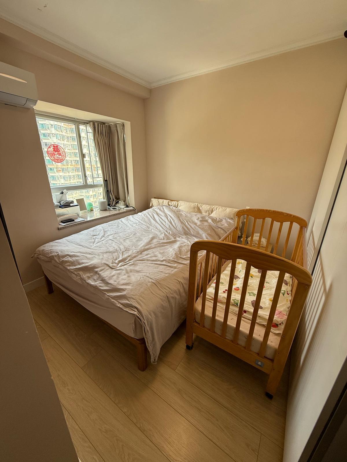 主人套房空間闊大,擺放雙人床及嬰兒睡床後,也不太狹小。(代理提供)