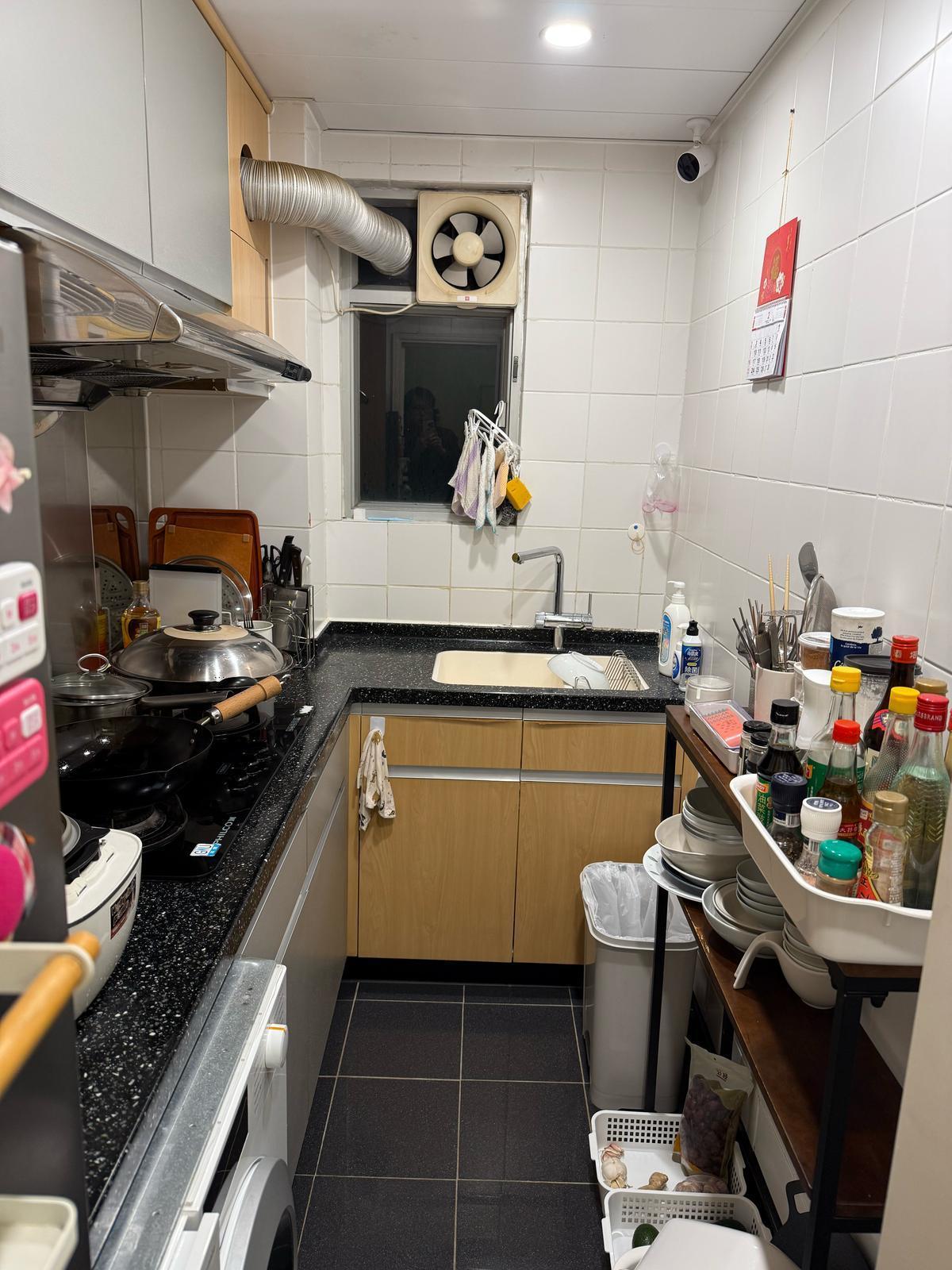 廚房面積闊落。(代理提供)