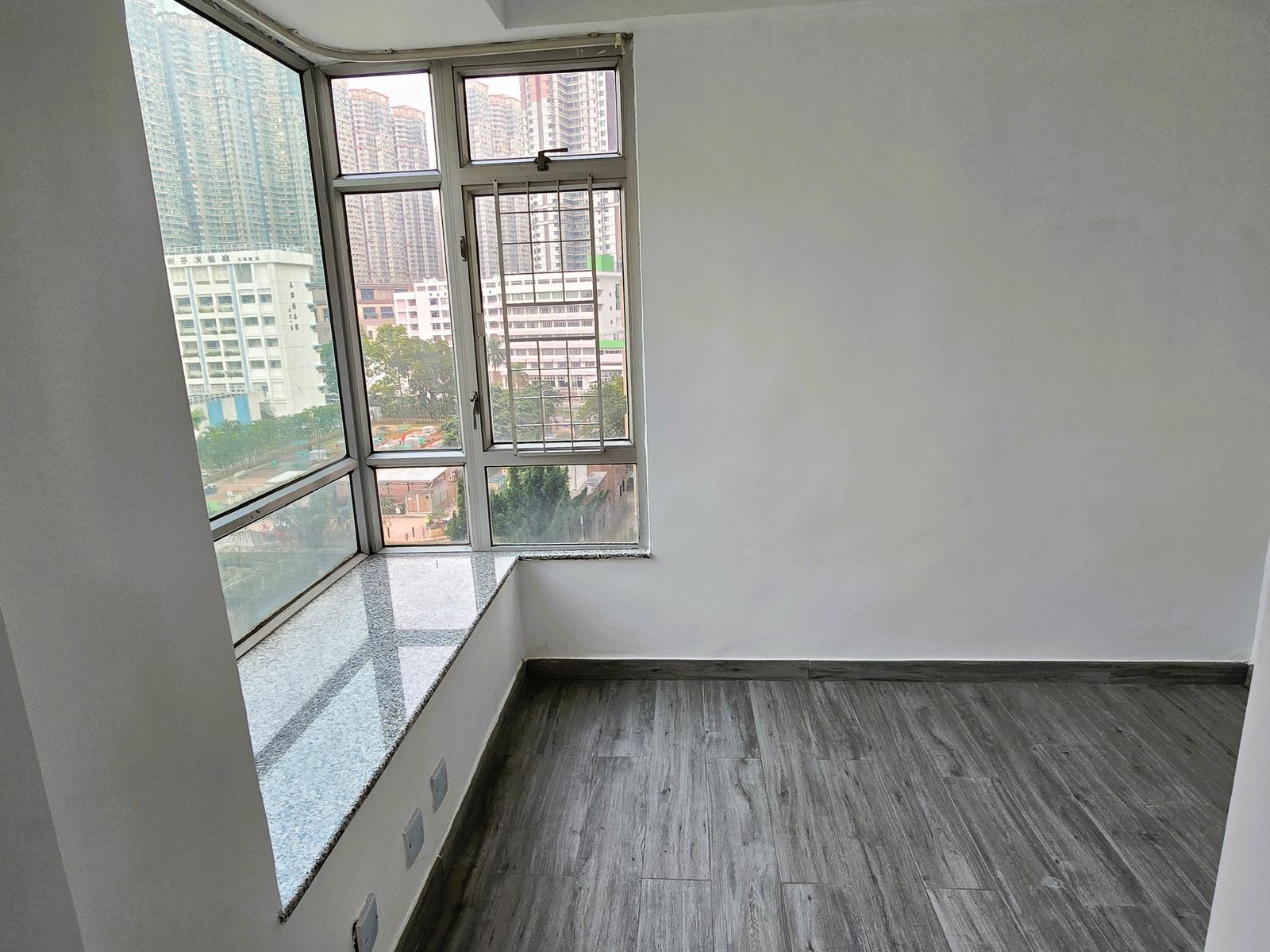 主人房設有90度角大窗戶,採光度高,開揚通爽。(代理提供)