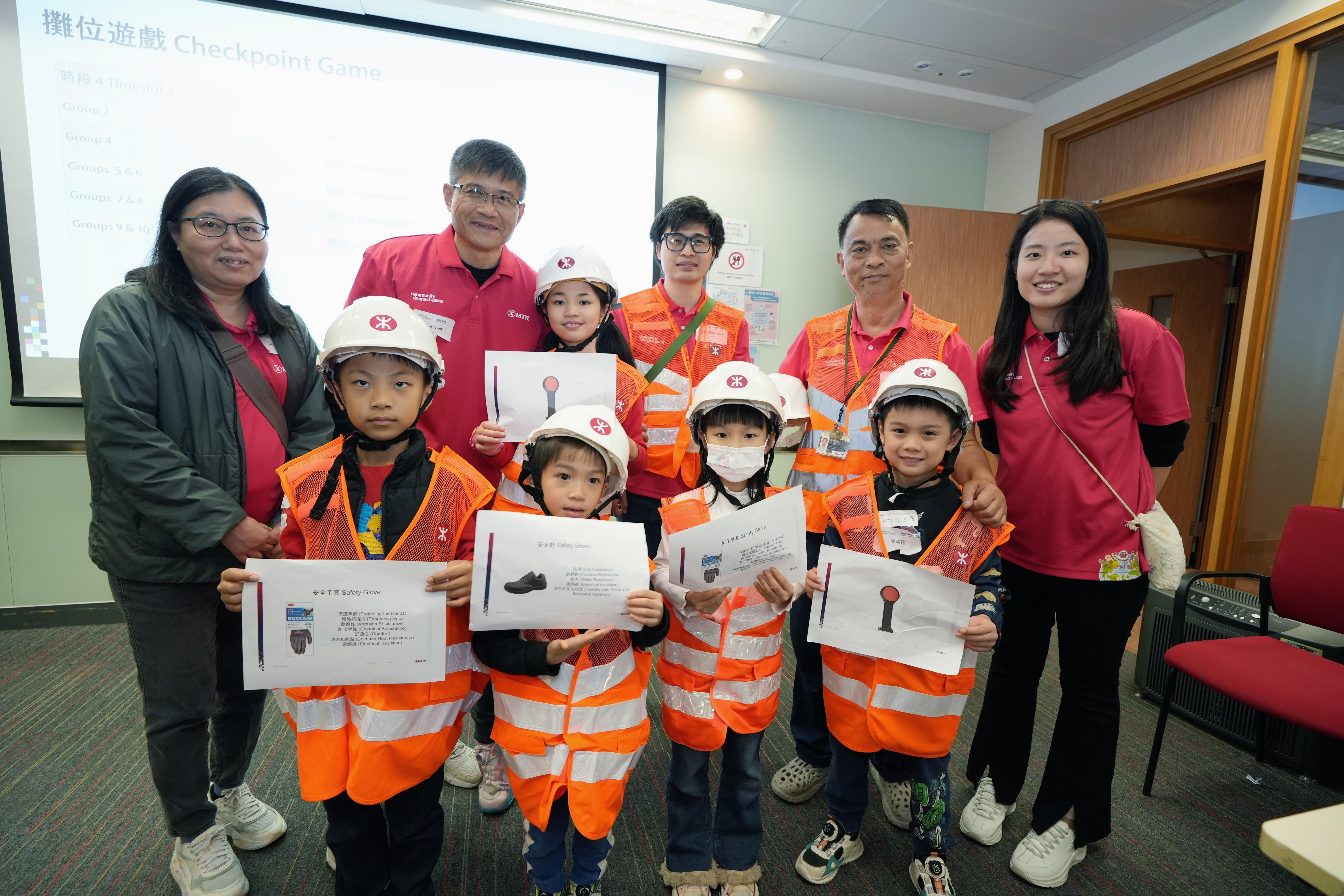 港鐵義工積極服務社區