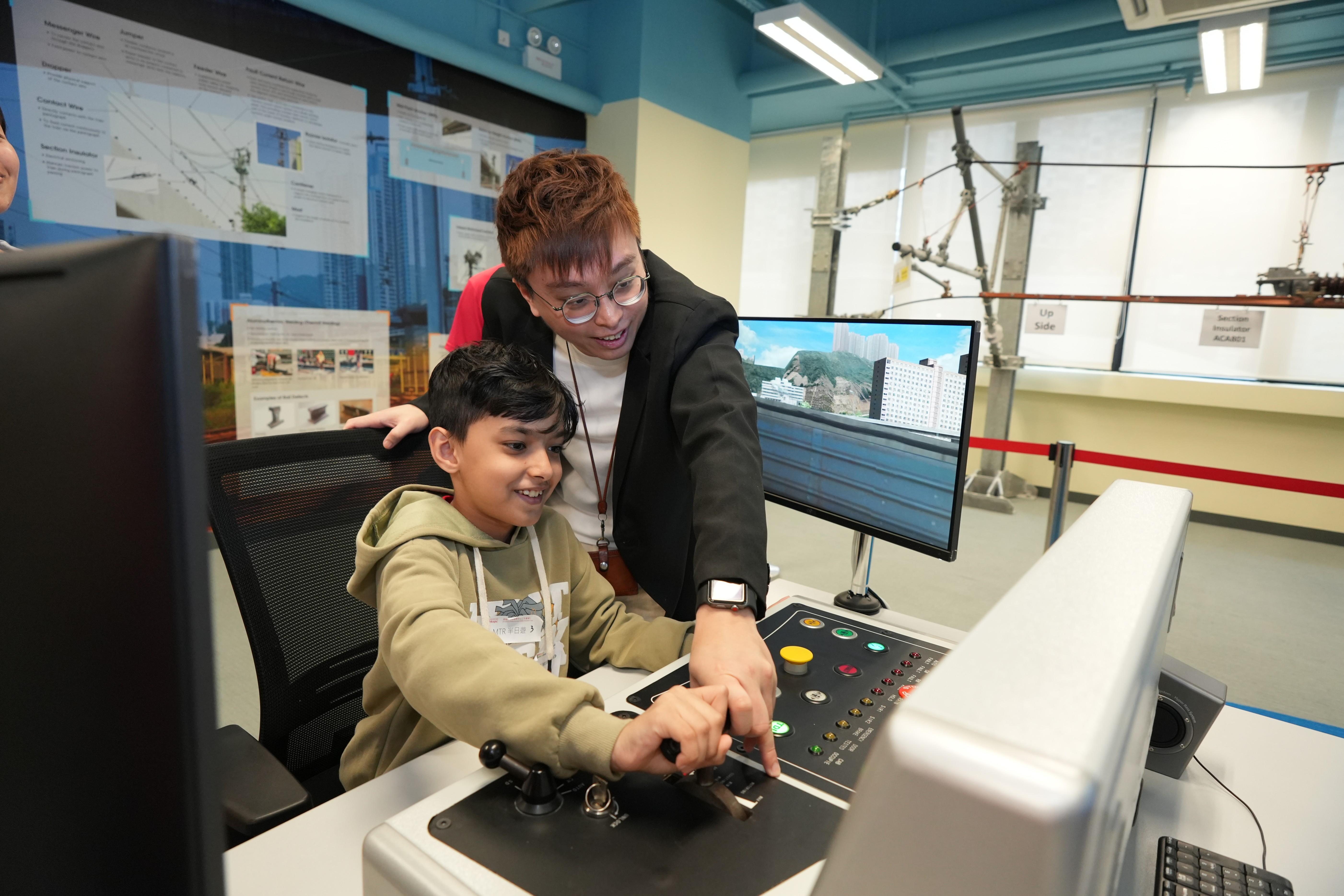 港鐵義工積極服務社區