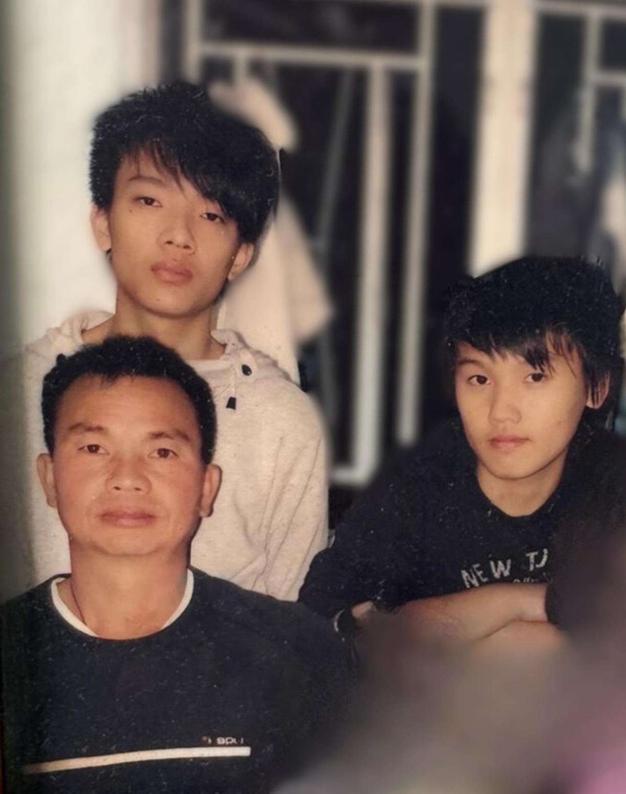 張堅文(前排)指兒子張杜萍(後排左)及張禪(後排右)小時候會經 常跟他出去玩,十多歲之後便很少一起出去,溝通也變少了。