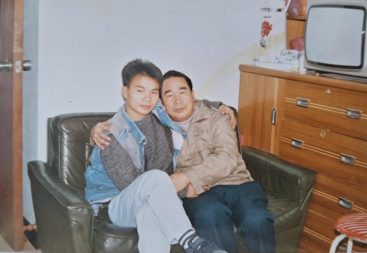 已故的張佛金(右)是張家第一代投身煤氣公司,工作了接近 30 年, 而兒子張堅文(左)則於 1986 年加入煤氣公司,直至現時。