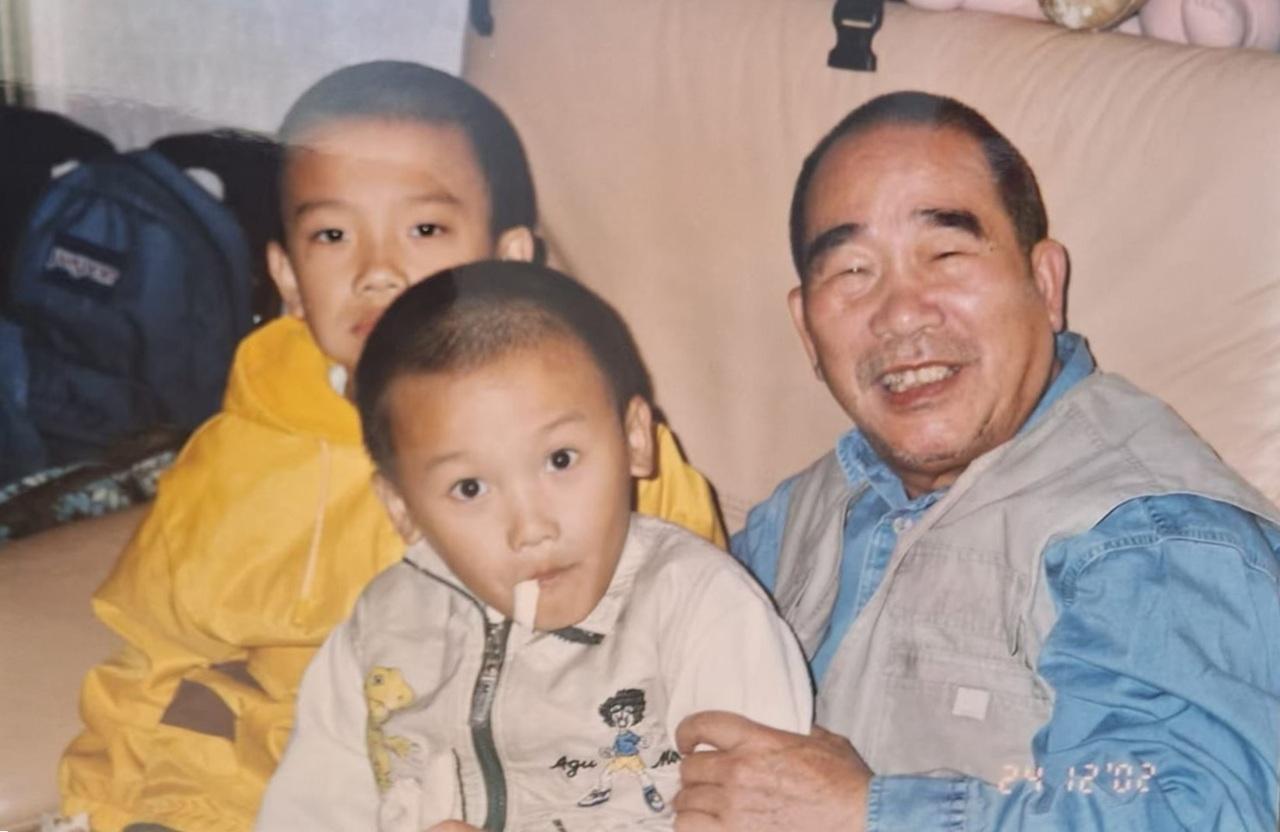 已故的張佛金(右)與孫子張杜萍(左)及張禪(中)合照,想不到二 人長大後,也跟爺爺一樣投身燃氣事業。