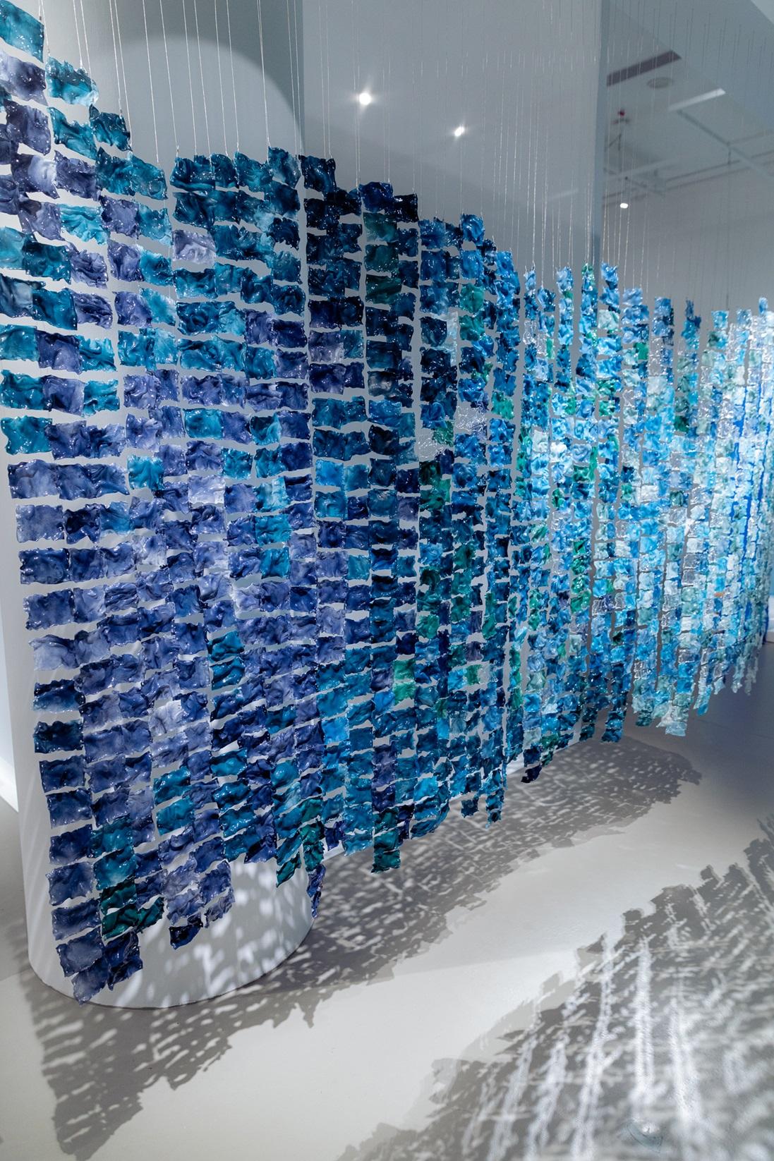 Theo與三位同學運用熱縮膠拼成了一幅海岸圖案。(VTC提供)