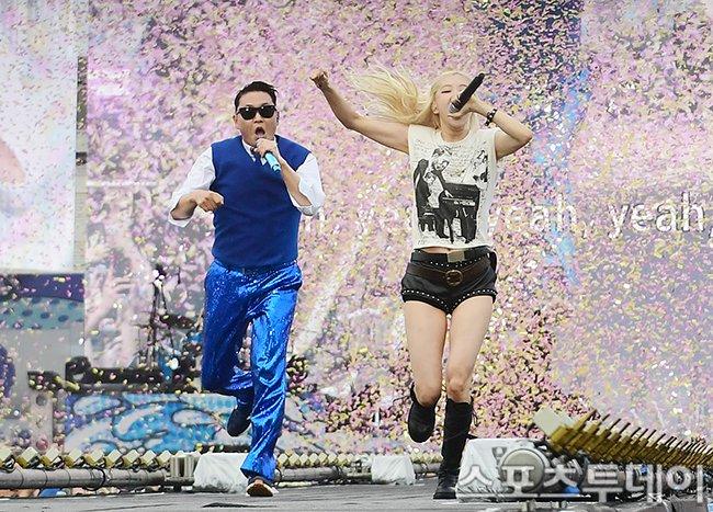 PSY大讚Rosé專業,要求他到排練室一起彩排。