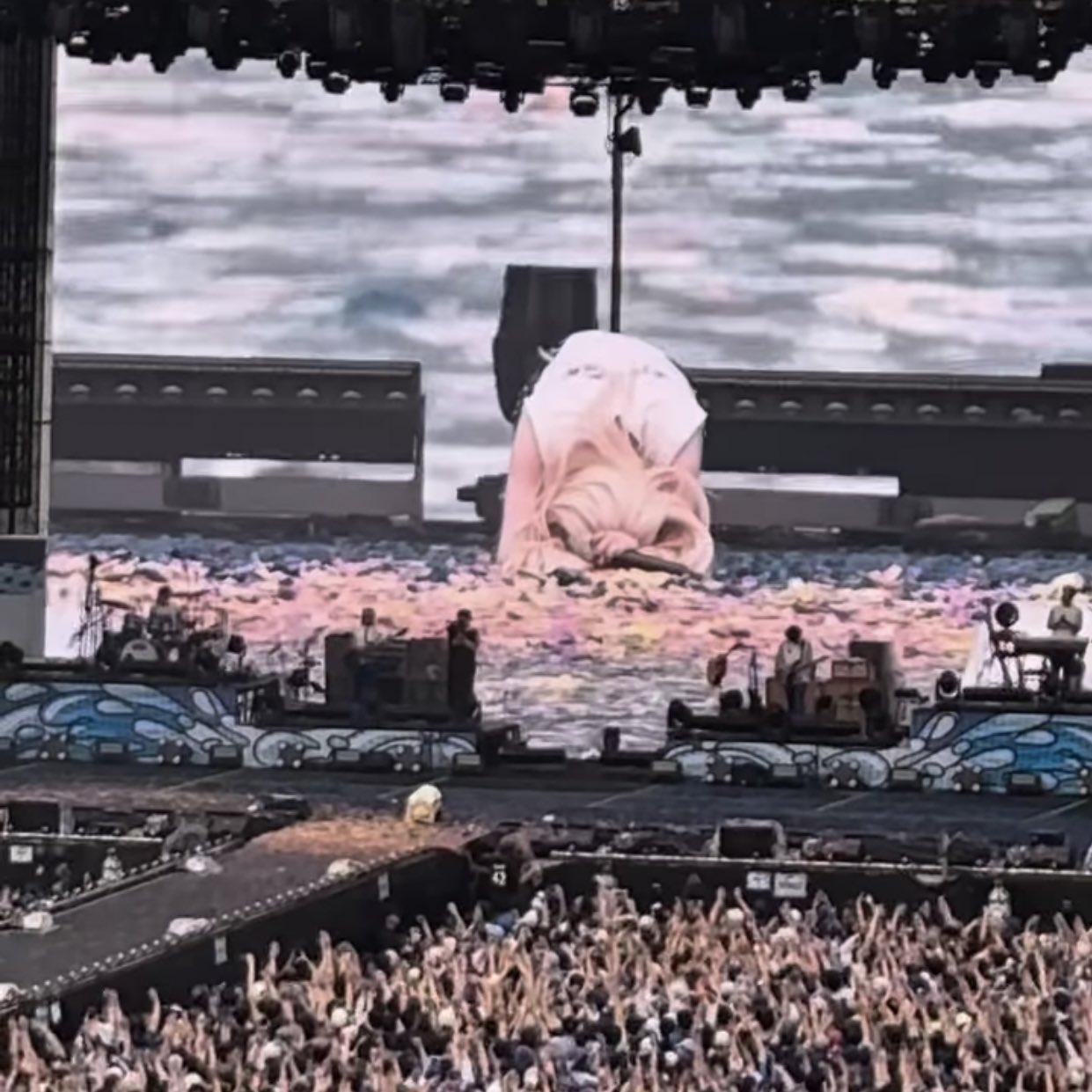 Rosé驚喜出現,全場為之感動,她在台上深深跪地鞠躬,向全場觀眾致謝。