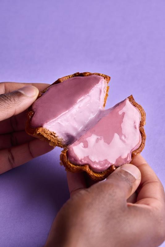 金黃香脆層層輕盈酥化的牛油酥皮撻,釀了綿密的香芋餡與醇厚吉士。