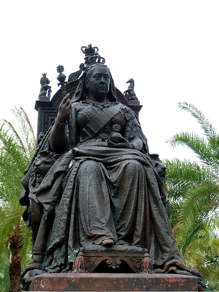 紀念英國維多利亞女王的銅像於1896年鑄造,原本擺放在中環皇后像廣場,惟在香港日據時期曾被運往日本,後來銅像歸還香港,被安放在新建成「維多利亞公園」至今。(網上圖片)