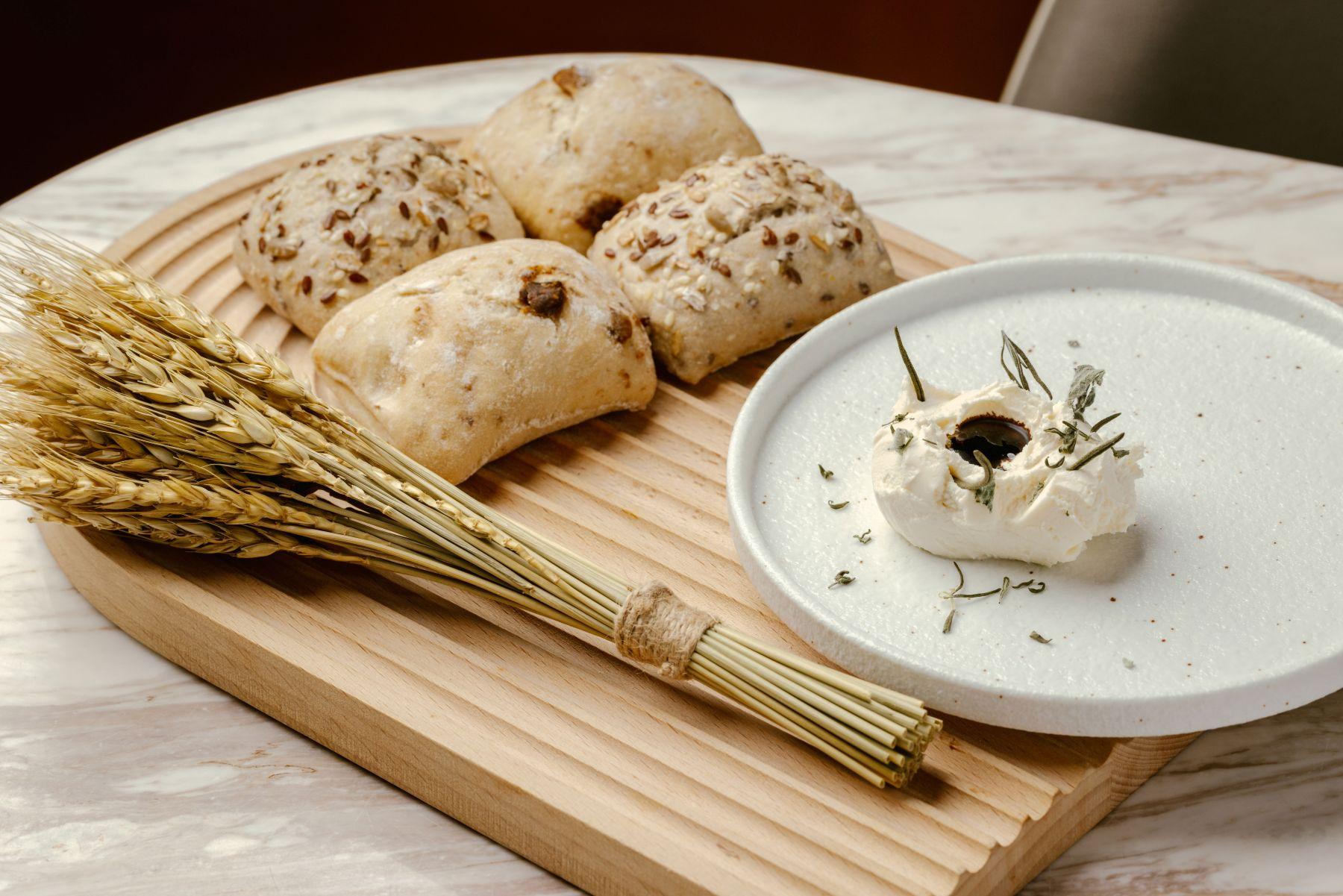 Ricotta芝士拼白麵包和無花果麵包 芝士柔滑輕盈細膩;麵包柔韌,小麥香鮮活,兩樣都好吃!