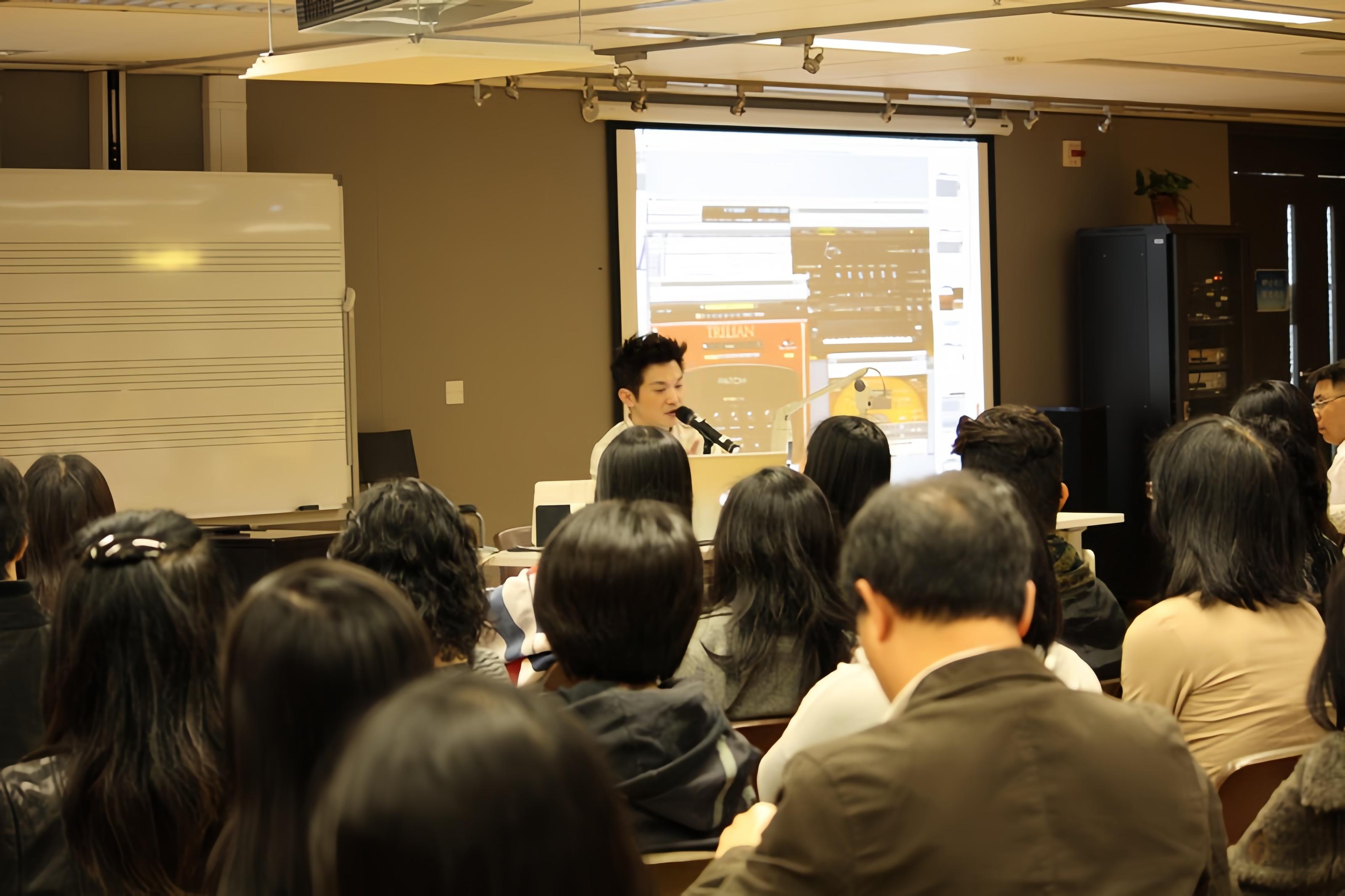 Ronald教授作曲及音樂製作,他稱音樂人應該要全面,歌手亦須了解製作知識。