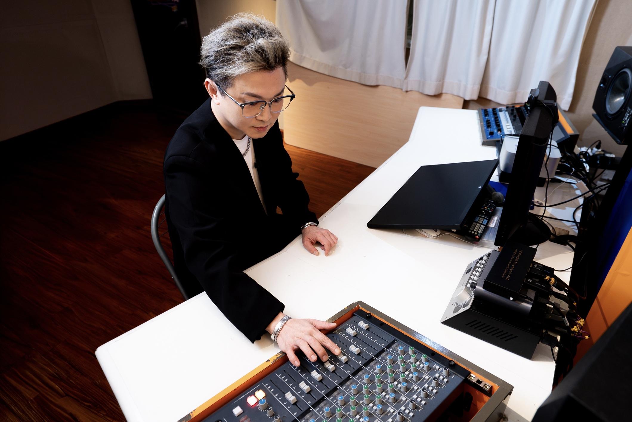 不用教學的日子,Ronald會趁空閒創作,因為音樂帶給他無窮樂趣。