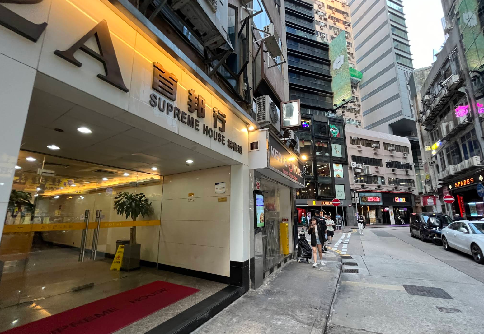 赫德道一座商廈有二手名牌袋店發生行劫案,店方報稱損失近300萬元財物。(網上圖片)