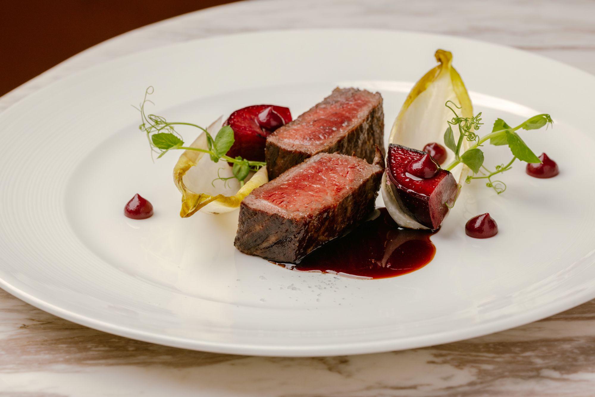 主菜燒美國和牛伴菊苣、焦糖化布冧、蘋果及布冧蓉 牛肉富有油香及肉香,肉質相當柔嫩腍滑,火候掌控得宜。