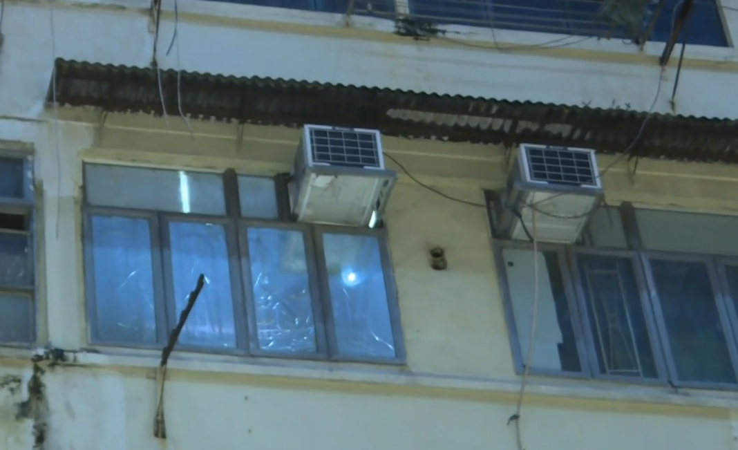 警方重案組及鑑證科到長沙灣青山道一幢唐樓調查一宗失蹤人口案件。(有線新聞畫面)