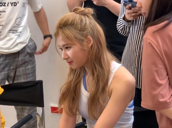 Sana的女團TWICE,因為幫COLDPALY任表演嘉賓,被GD標示後而傳出緋聞。