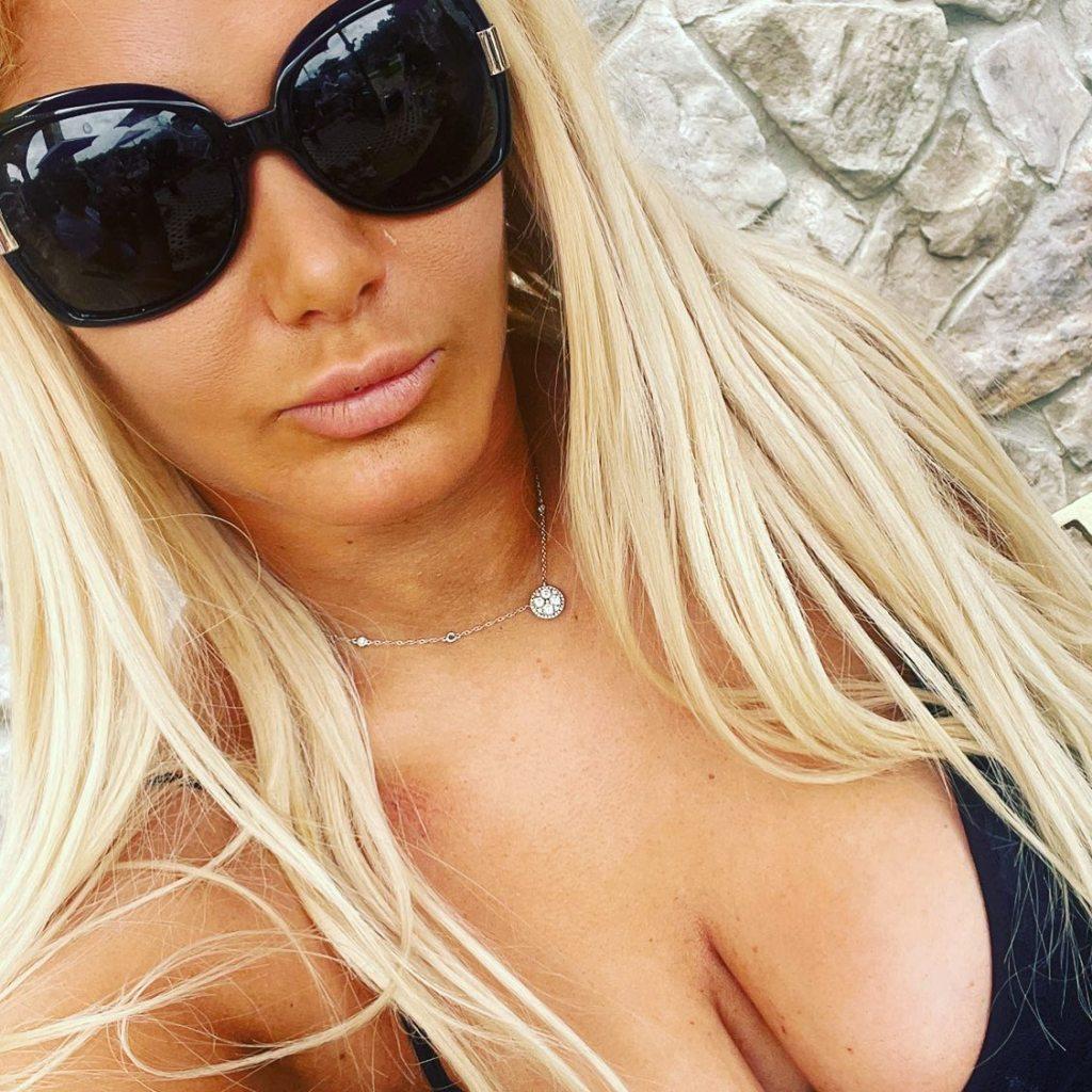 Sara Burack因在全球豪宅交易市場方面的專業知識而聞名,並且深受觀眾喜愛。