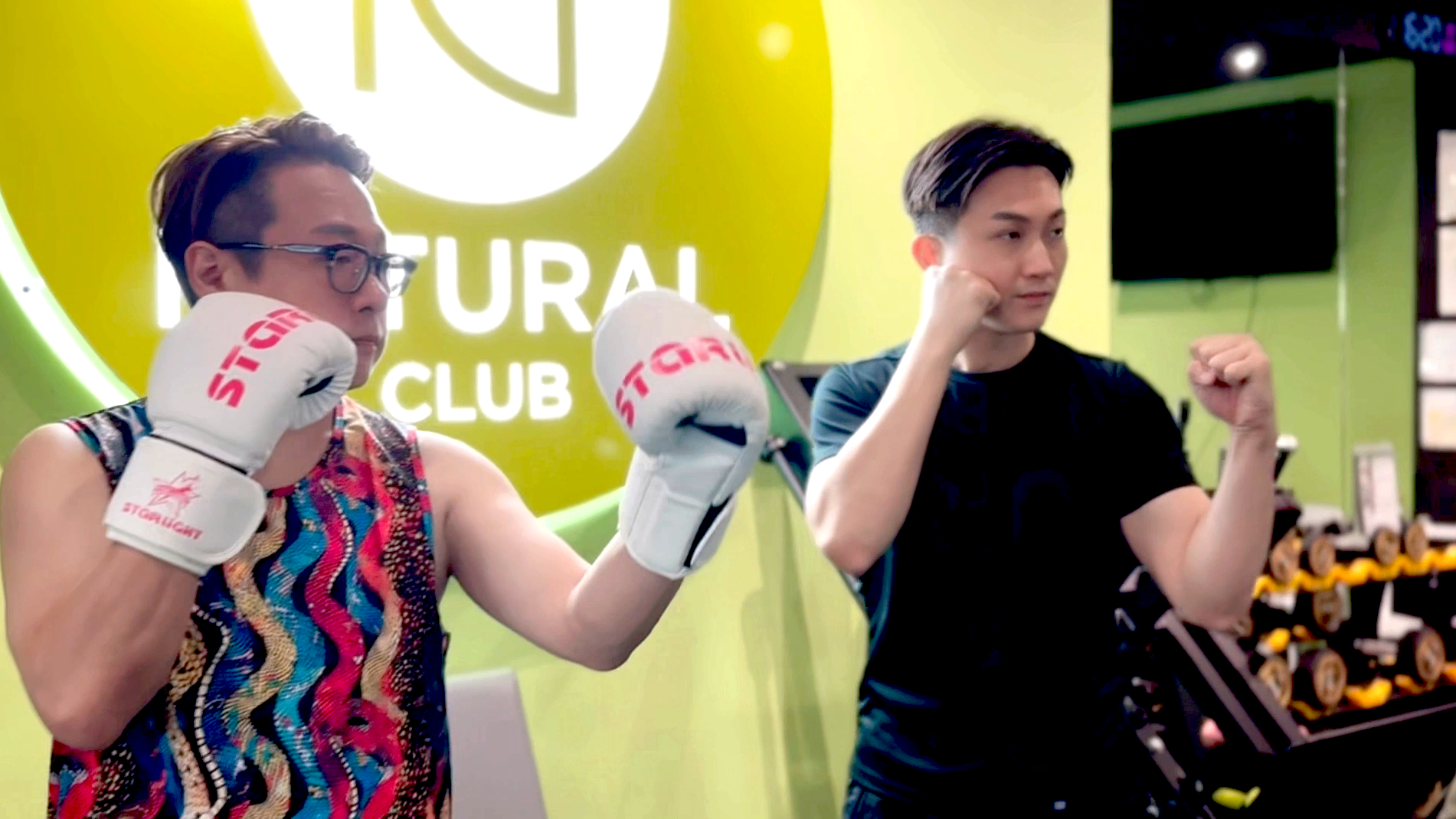 丁文俊抽空到健身室跟隨教練做重量訓練和練習泰拳。