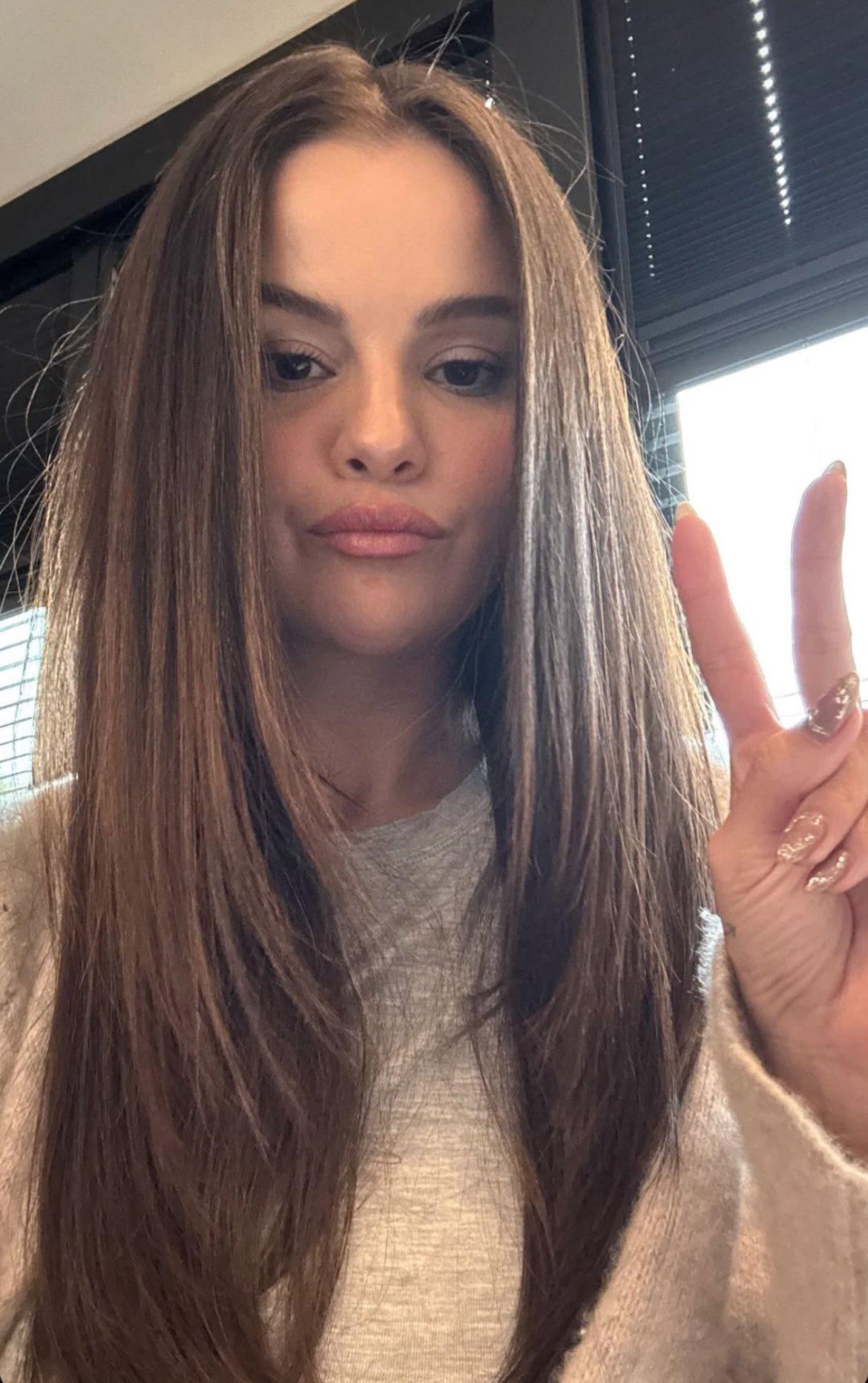 昨晚Selena Gomez又公開她的長直髮造型。