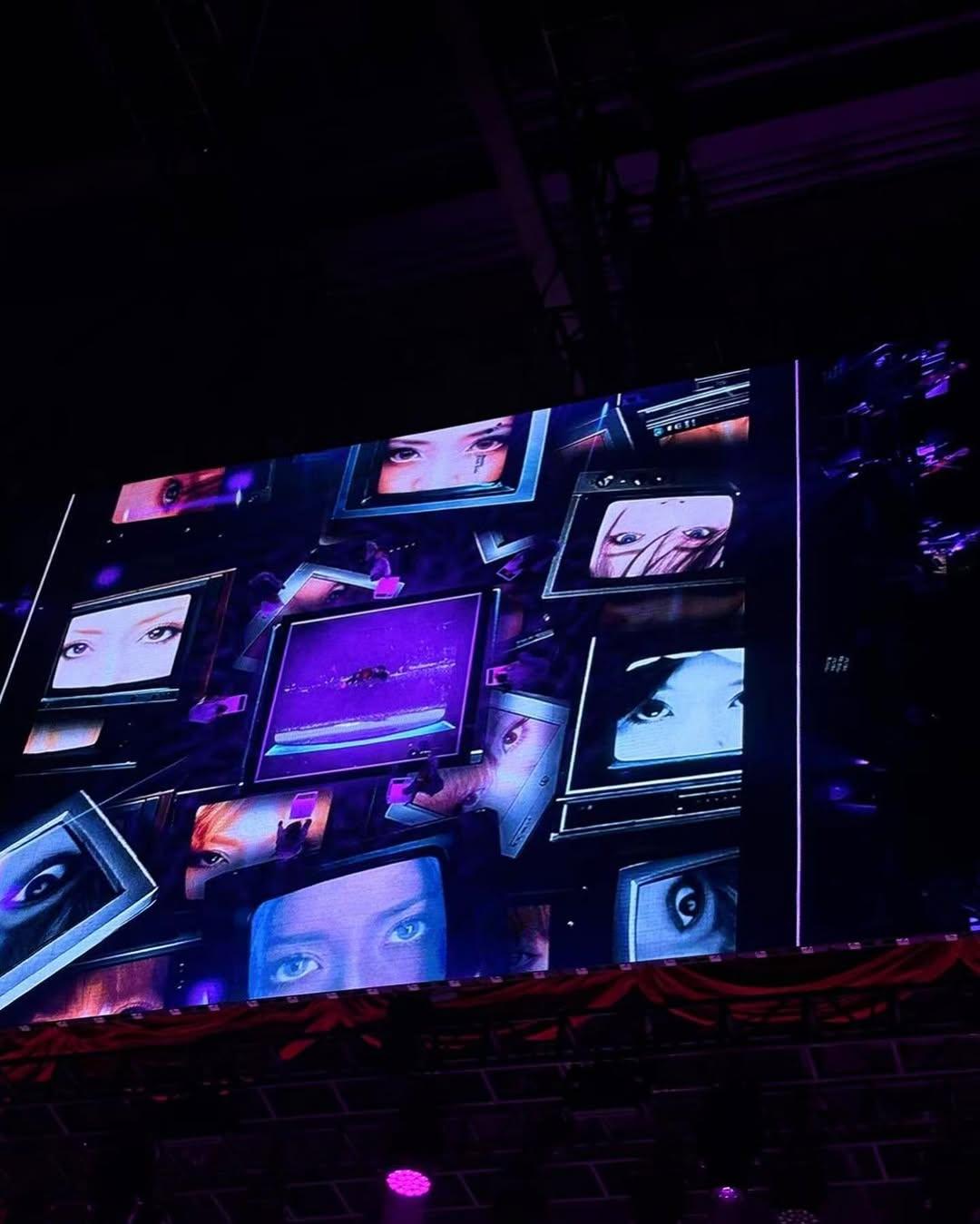 步姐演出一改以往百變華麗的舞台,反而利用舞台的投射屏做出不同效果。