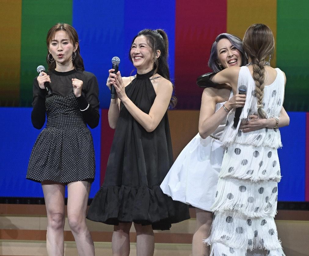 Gloria(左二)擔任Stephy演唱會嘉賓。