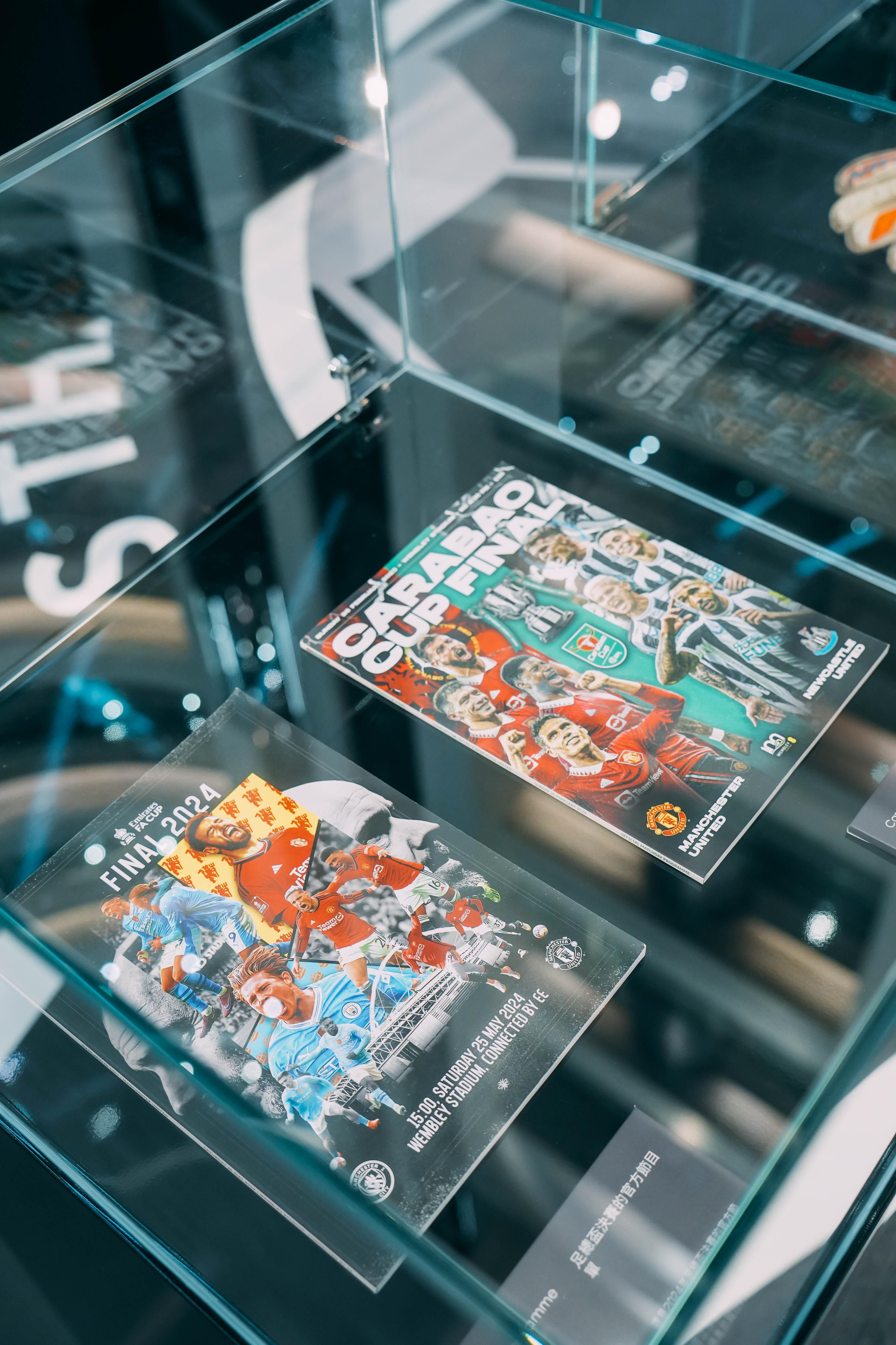 聯賽盃決賽的官方比賽節目單,封面印有曼聯與紐卡素球員,中央為賽事獎盃與標誌,作為紀念賽事的重要收藏品。