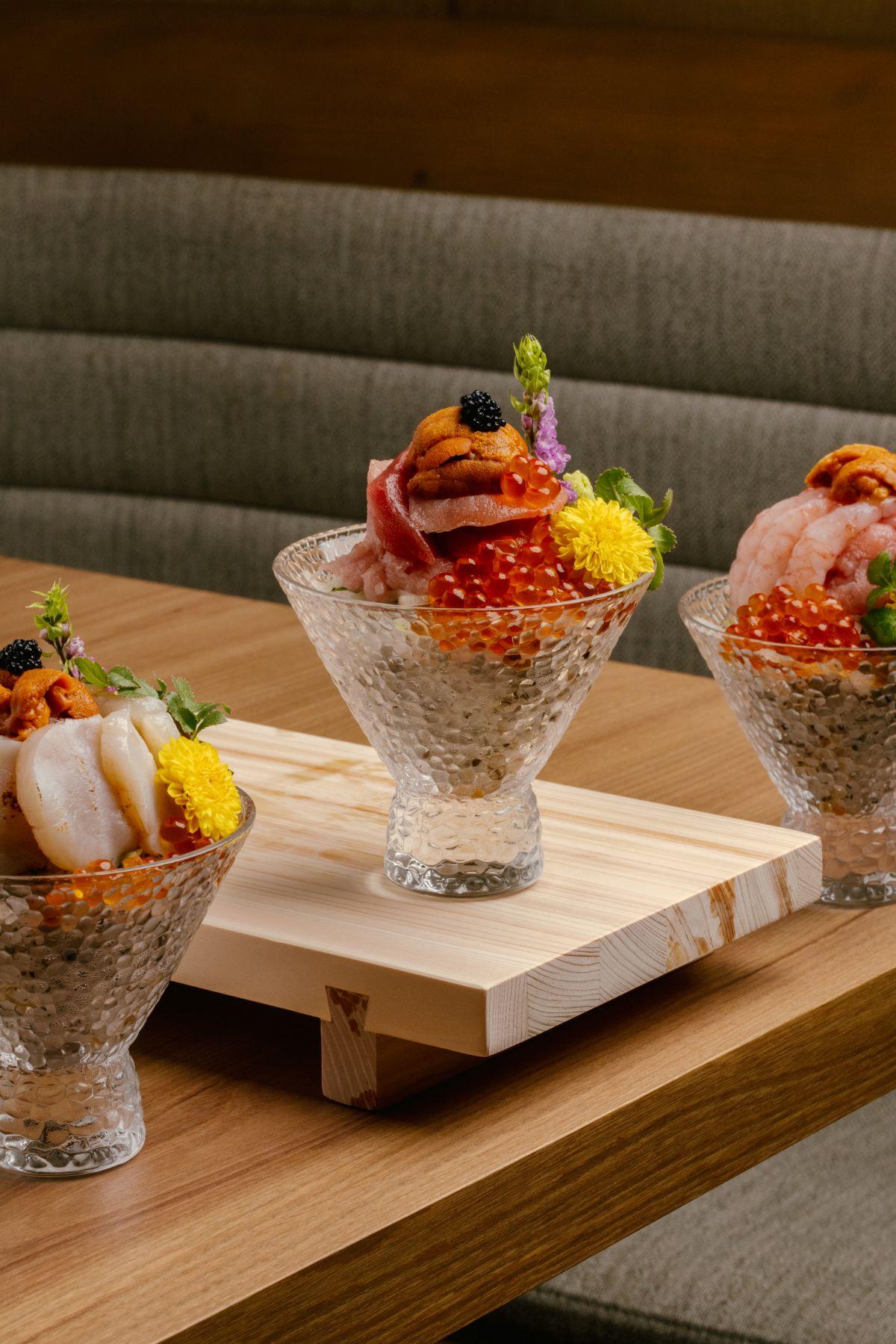 壽司芭菲杯內放了法國黑松露醬壽司飯、時令魚生刺身、海膽、三文魚子等。