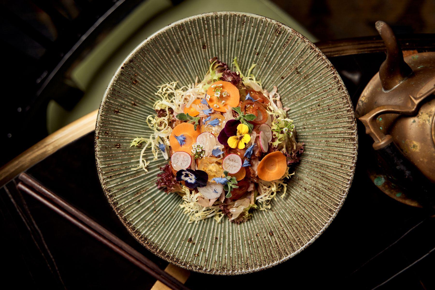 樟茶鴨柚子沙律$200 創意配搭,爽脆層次分明又開胃。