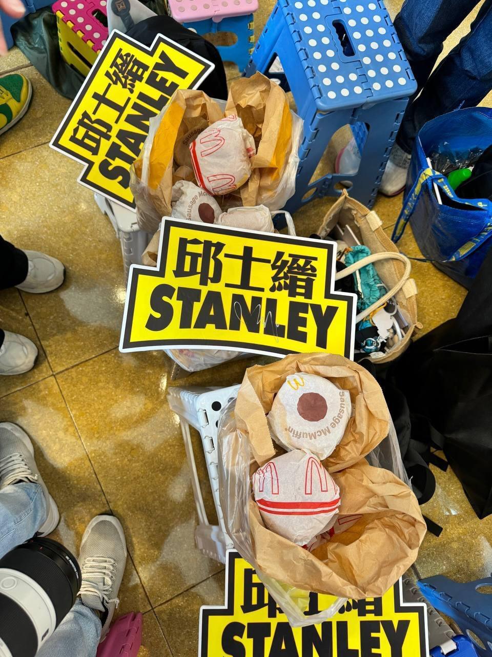 大表哥Stanley窩心地買了60個漢堡包,為一早守候的粉絲送上早餐,非常窩心。