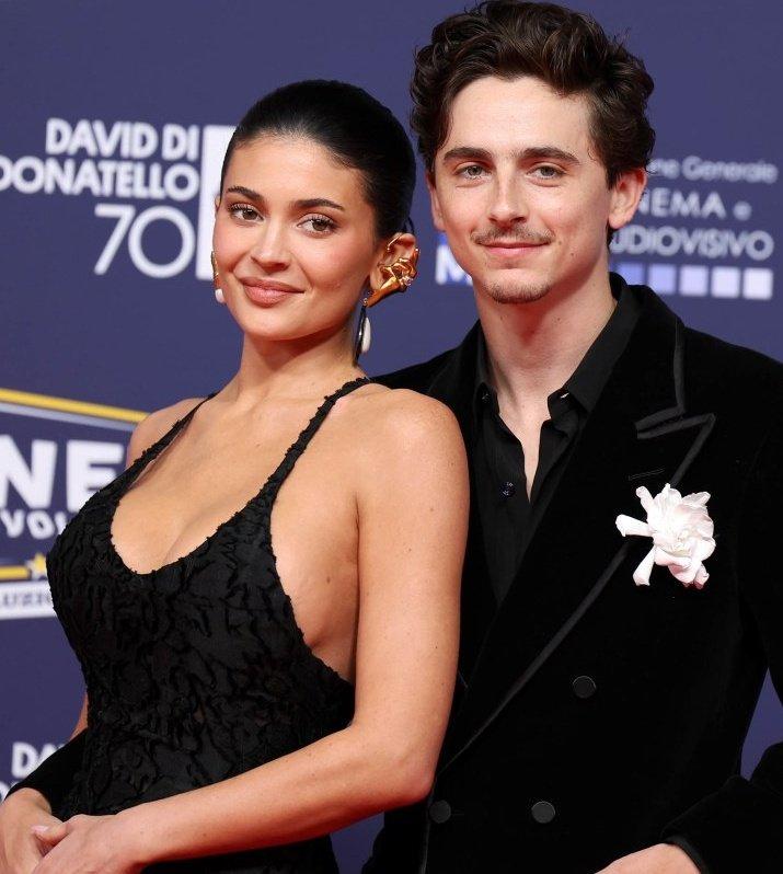 Kylie陪Timothee出席《第70屆大衛獎》,拿最佳男主角獎。