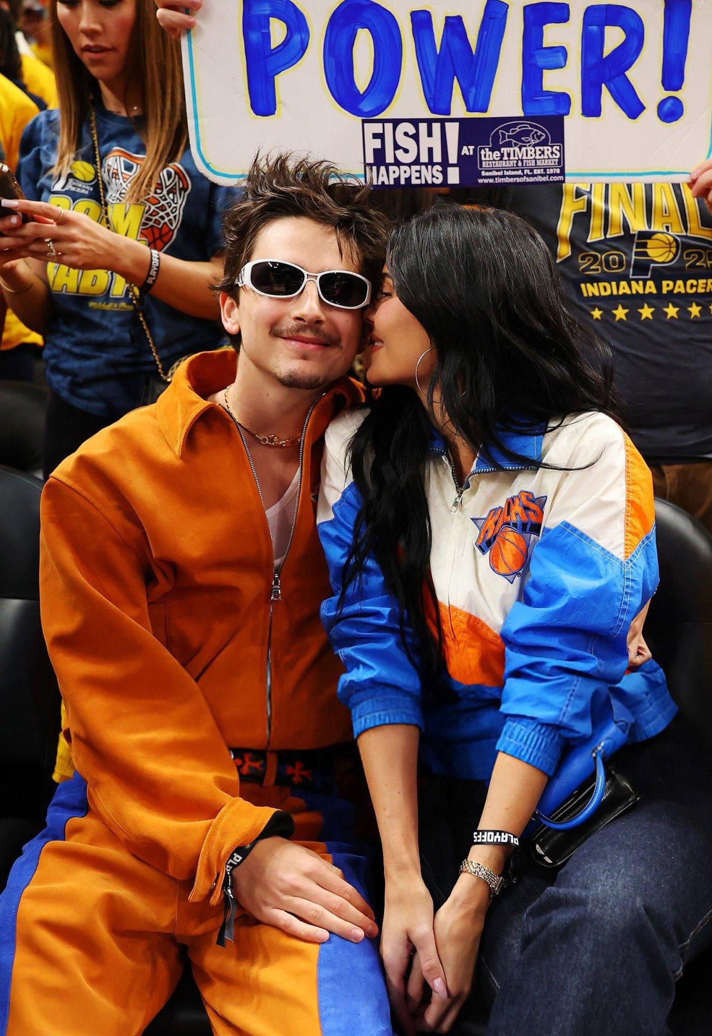 Timothee與Kylie愛得高調,近日被拍到一起去觀看籃球賽事。