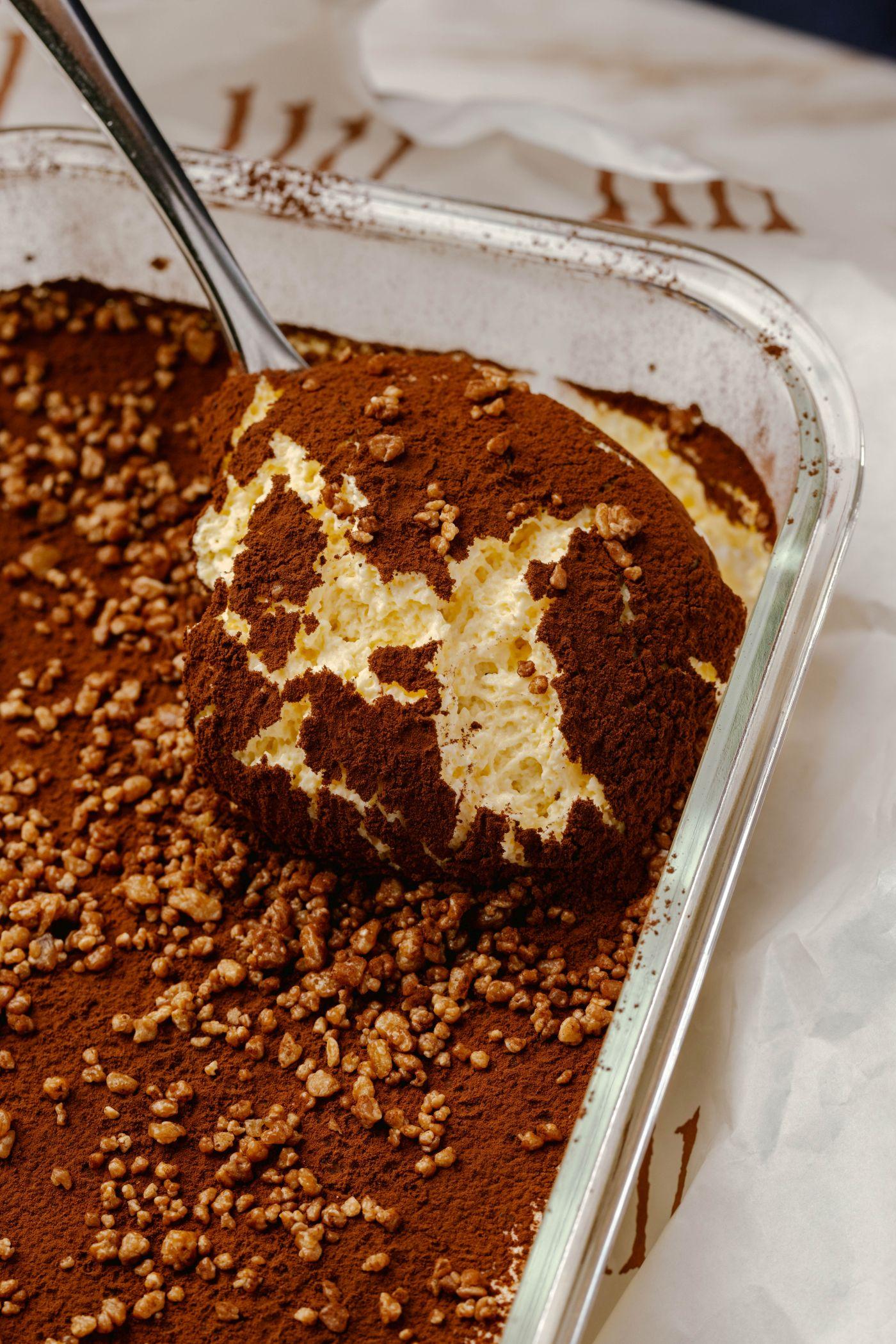 甜品Tiramisu依照意大利人的傳統方式,用大盤盛載再逐個客人細分,面層灑上小脆粒增加脆口感。