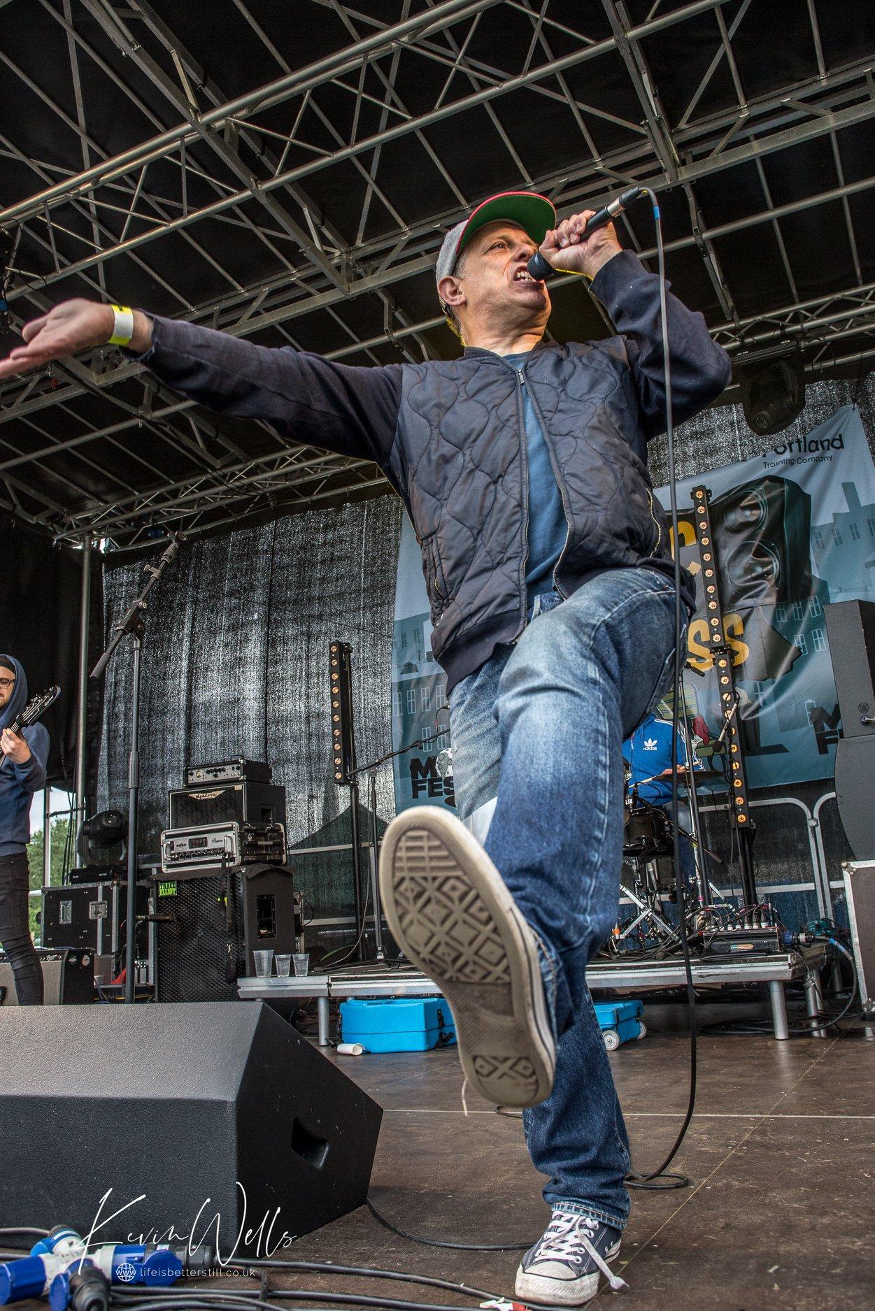 Tom Hingley這次來港選擇以自彈自唱形式獻唱。