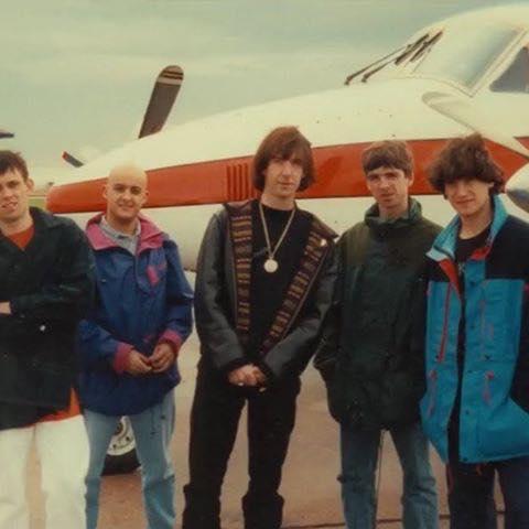 Noel Gallagher(右2)隨Inspiral Carpets乘飛機到外地表演,(左起)Tom Hingley、Martyn Walsh、Clint Boon及Graham Lambert。