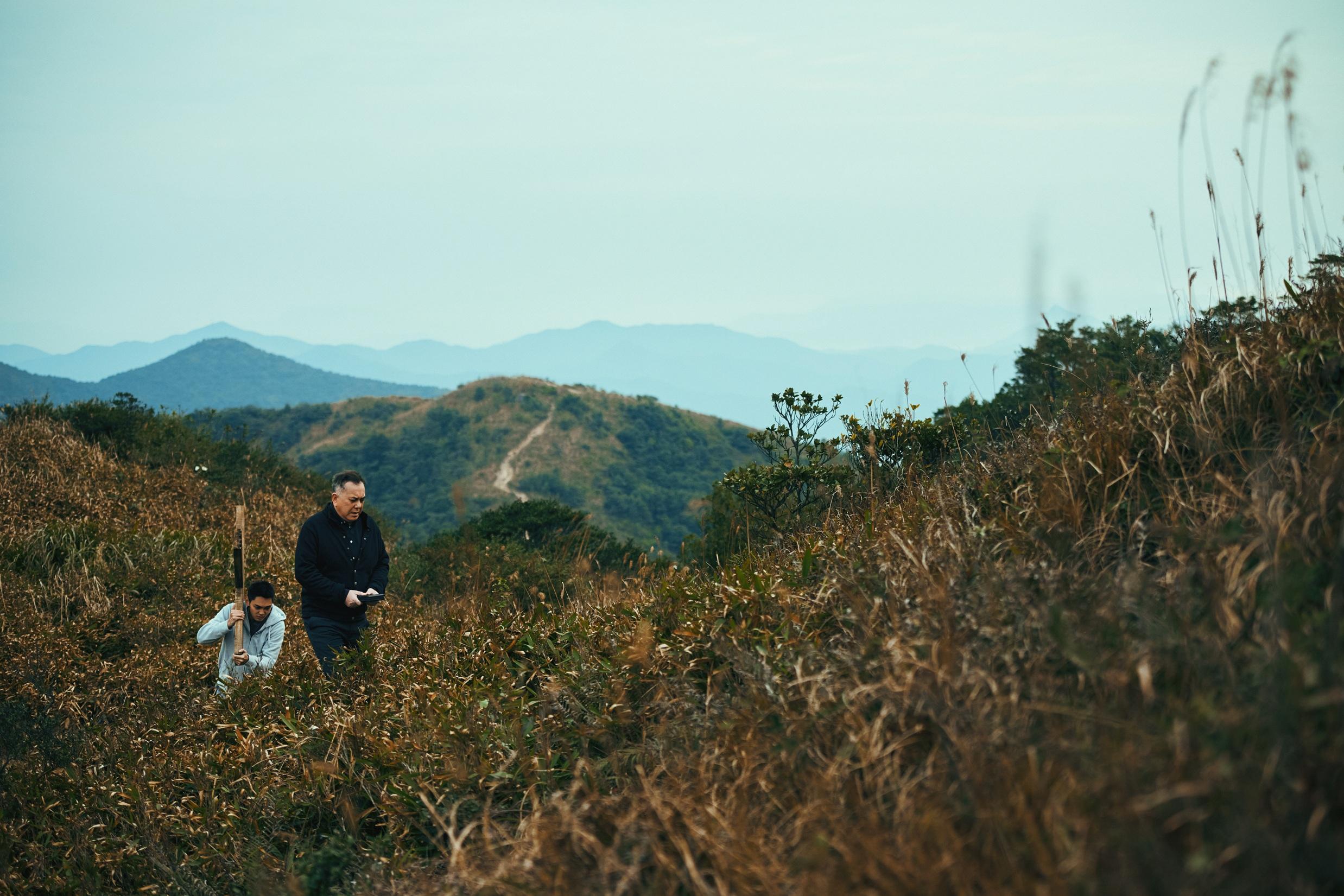 黃秋生和歐鎮灝Geroge難忘在寒風下拍攝《不赦之罪》赤腳揹十架上山的戲。