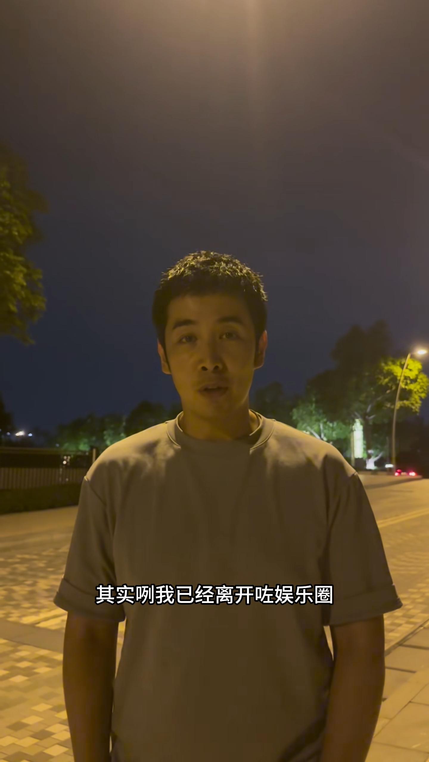 李日朗拍片表示「其實我已經離開咗娛樂圈,無做歌手好多年喇」,同時透露當年出歌被指浪費時間。