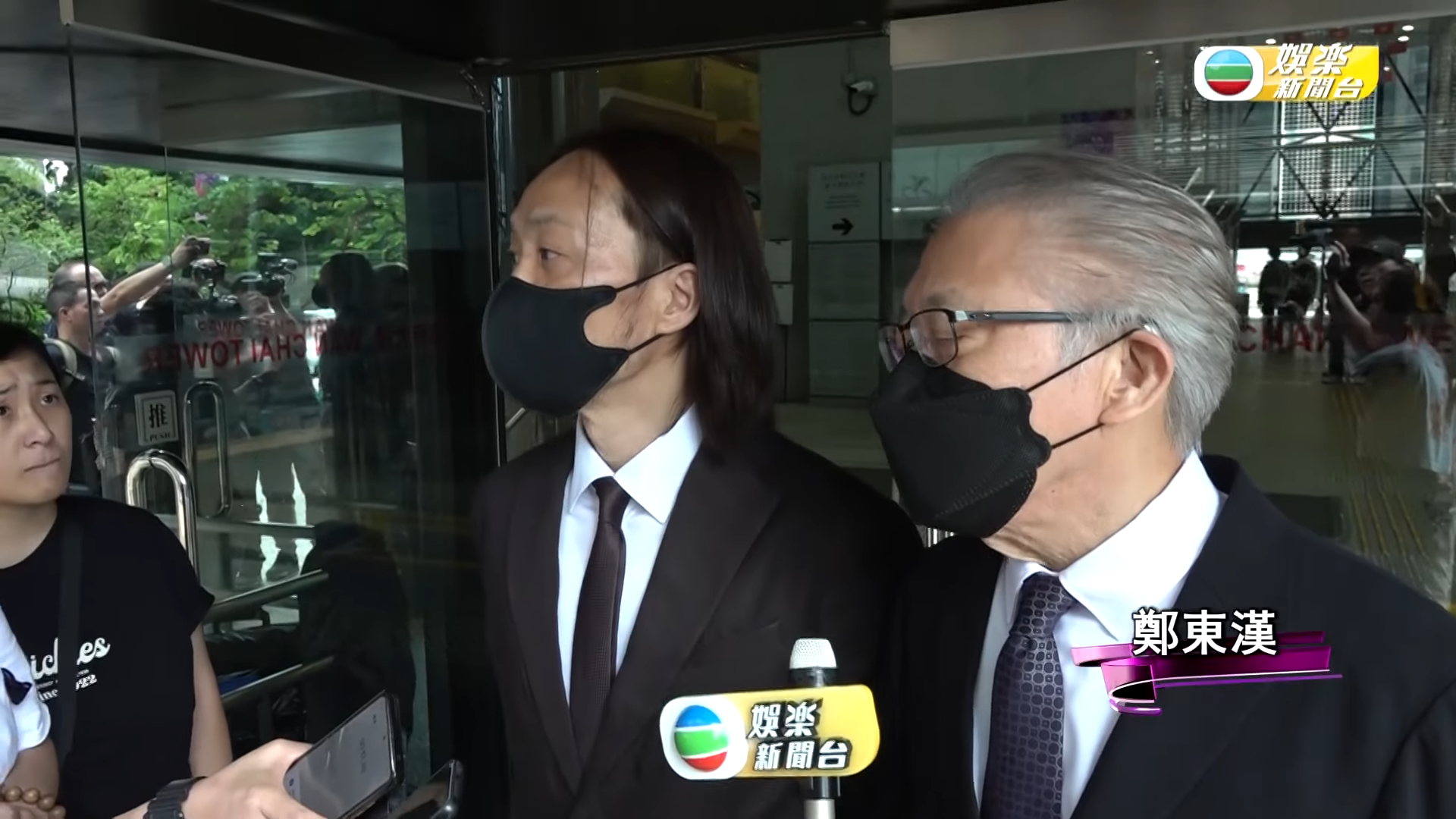 鄭中基與父親鄭東漢稱會發聲明,當中包括否認如傳聞中的8千元贍養費。(《TVB娛樂新聞台》影片截圖)