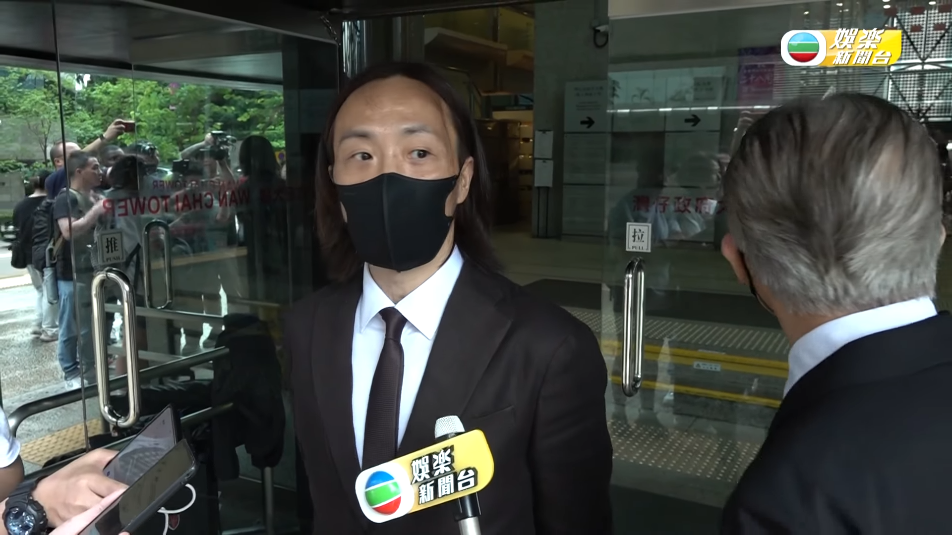 鄭中基與父親鄭東漢稱會發聲明,當中包括否認如傳聞中的8千元贍養費。(《TVB娛樂新聞台》影片截圖)