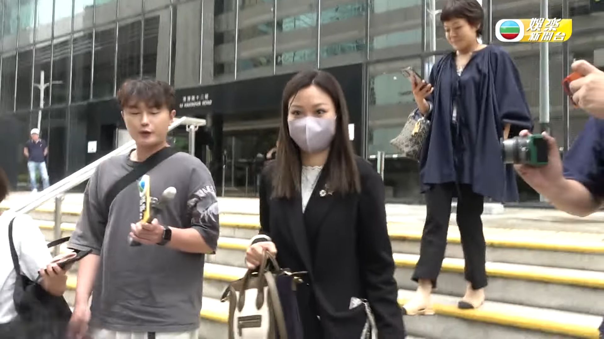 余思敏步出法院,被追問贍養費、撫養權、是否將會復出或營運網台等問題時,她未有回應。(《TVB娛樂新聞台》影片截圖)