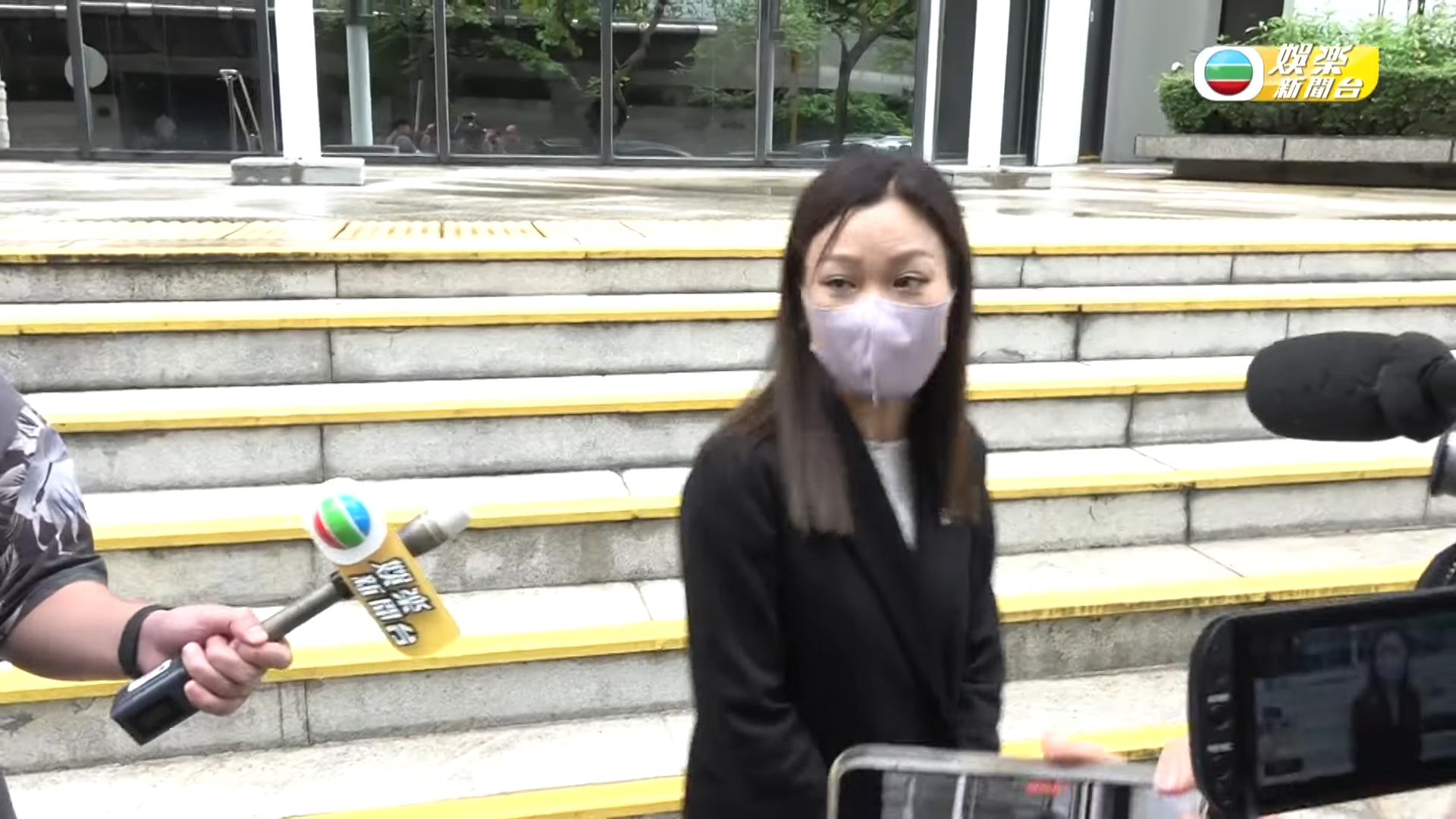 余思敏步出法院,被追問贍養費、撫養權、是否將會復出或營運網台等問題時,她未有回應。(《TVB娛樂新聞台》影片截圖)