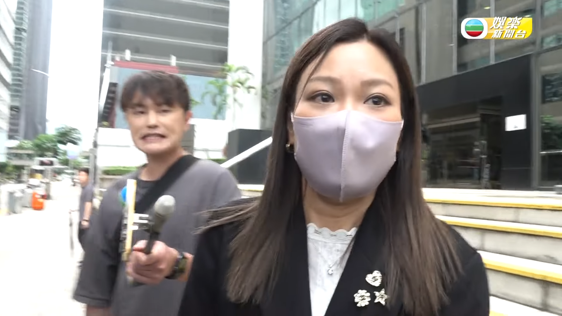 余思敏步出法院,被追問贍養費、撫養權、是否將會復出或營運網台等問題時,她未有回應。(《TVB娛樂新聞台》影片截圖)