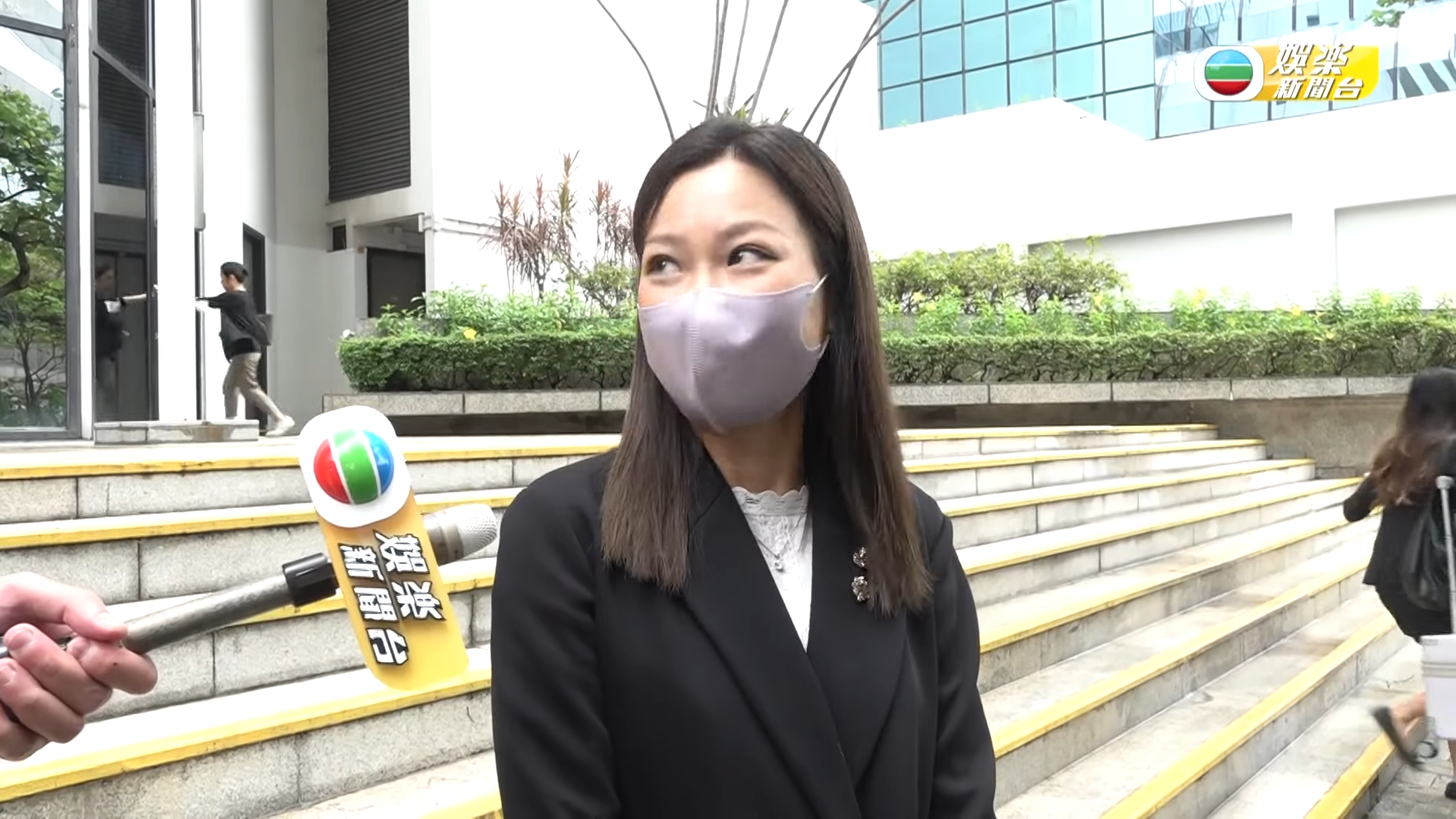 余思敏步出法院,被追問贍養費、撫養權、是否將會復出或營運網台等問題時,她未有回應。(《TVB娛樂新聞台》影片截圖)