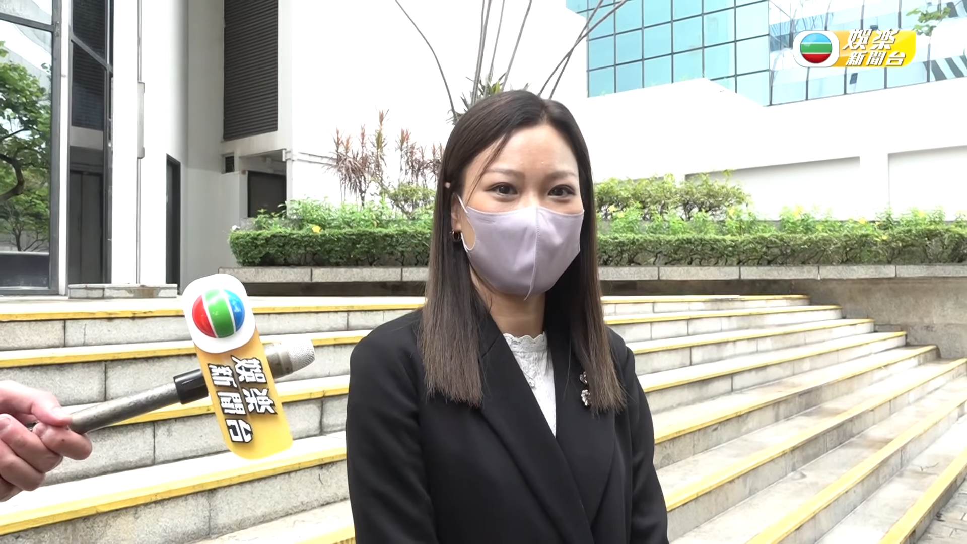 余思敏步出法院,被追問贍養費、撫養權、是否將會復出或營運網台等問題時,她未有回應。(《TVB娛樂新聞台》影片截圖)