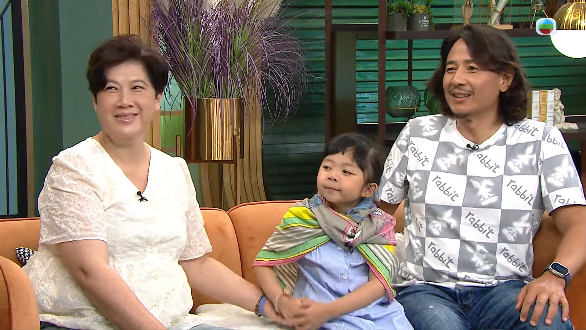 小黃妃見到陳麗麗說話時,會拖住她的手或摸住肚皮。